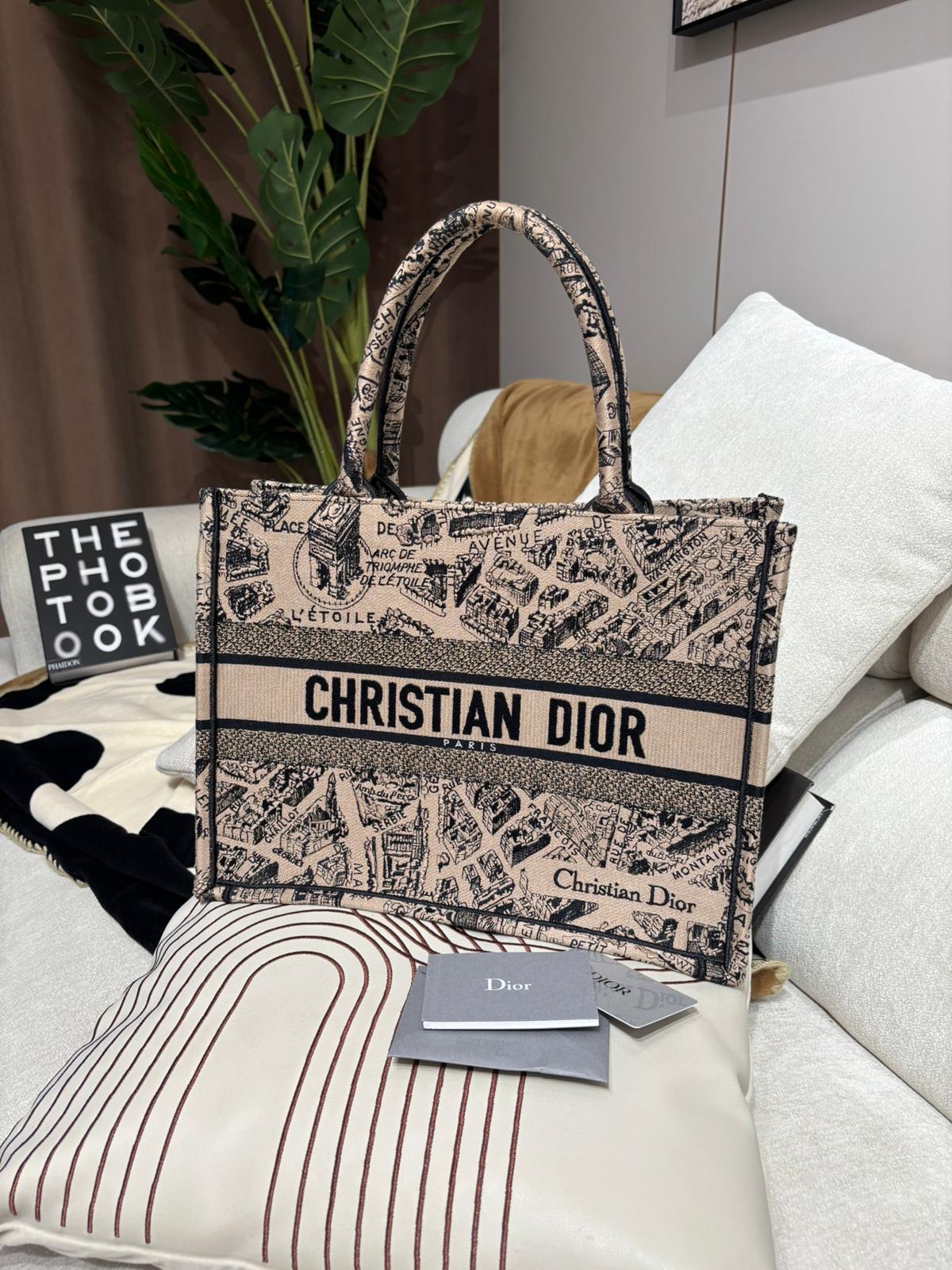 Dior Booktote Medium 100%Authentic, 98%New ✅Dust bag
