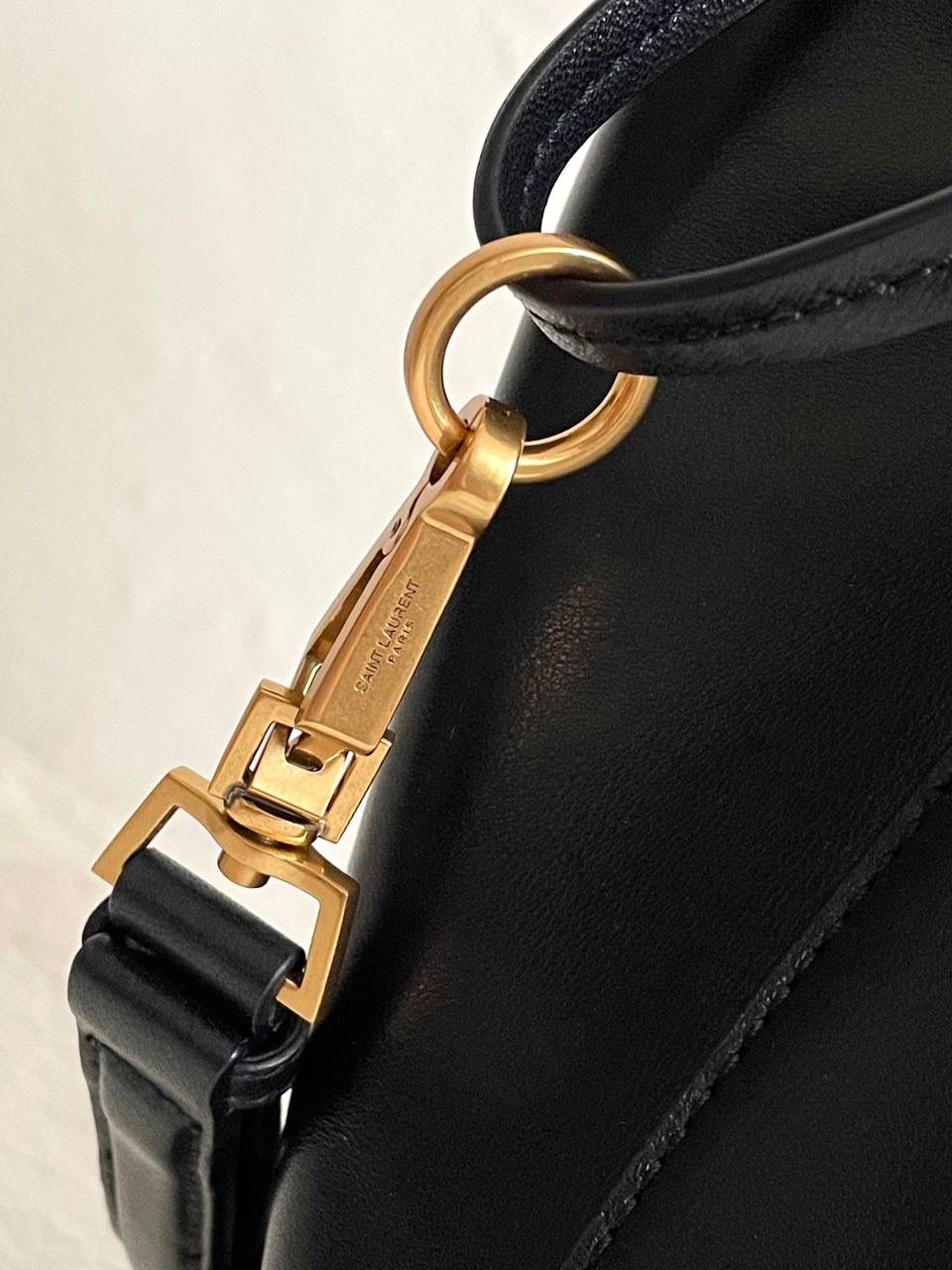 ys1 paris vii羊皮抽绳水桶包🕋 我好爱小羊皮的手感啊 摸着像婴儿皮肤一样柔软 居然被一只包包治愈了 这两年ys1的tote可以说是一骑绝尘 颜值上真心秒杀其他牌纸的托特包 这只水桶包既保留了他家飒爽姐姐风的调调 软软的包身又综合了一部分"杀气"，哈哈哈 两种背法，可腋下，可斜挎～ 容量方面就更不用担心了 托特该有的功能它都有 特别是又大又轻这一点！ 这可不是什么托特都能做到的😌 30×24×12cm804302m