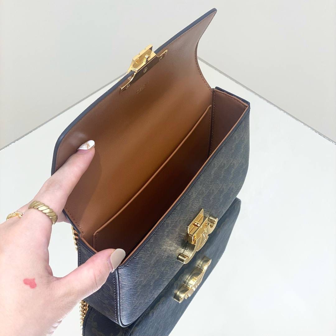 🔥大货实拍图 𝗖𝗘𝗟𝗜𝗡𝗘 ♥ 𝗧𝗥𝗜𝗢𝗠𝗣𝗛𝗘链条腋下包 型号：197992 尺寸：20.5*10.5*4cm