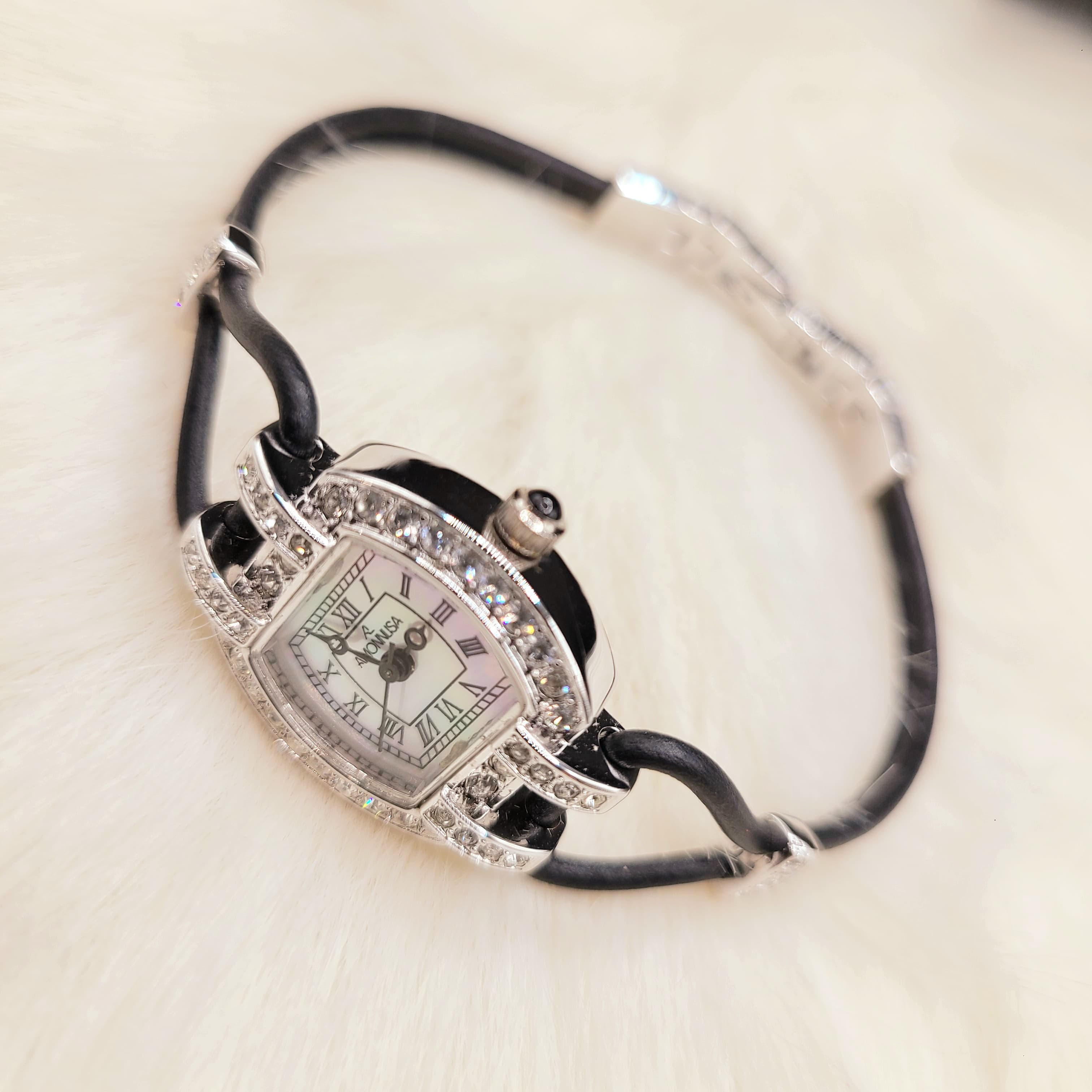 Amonnlisa 水晶貝母皮繩石英錶