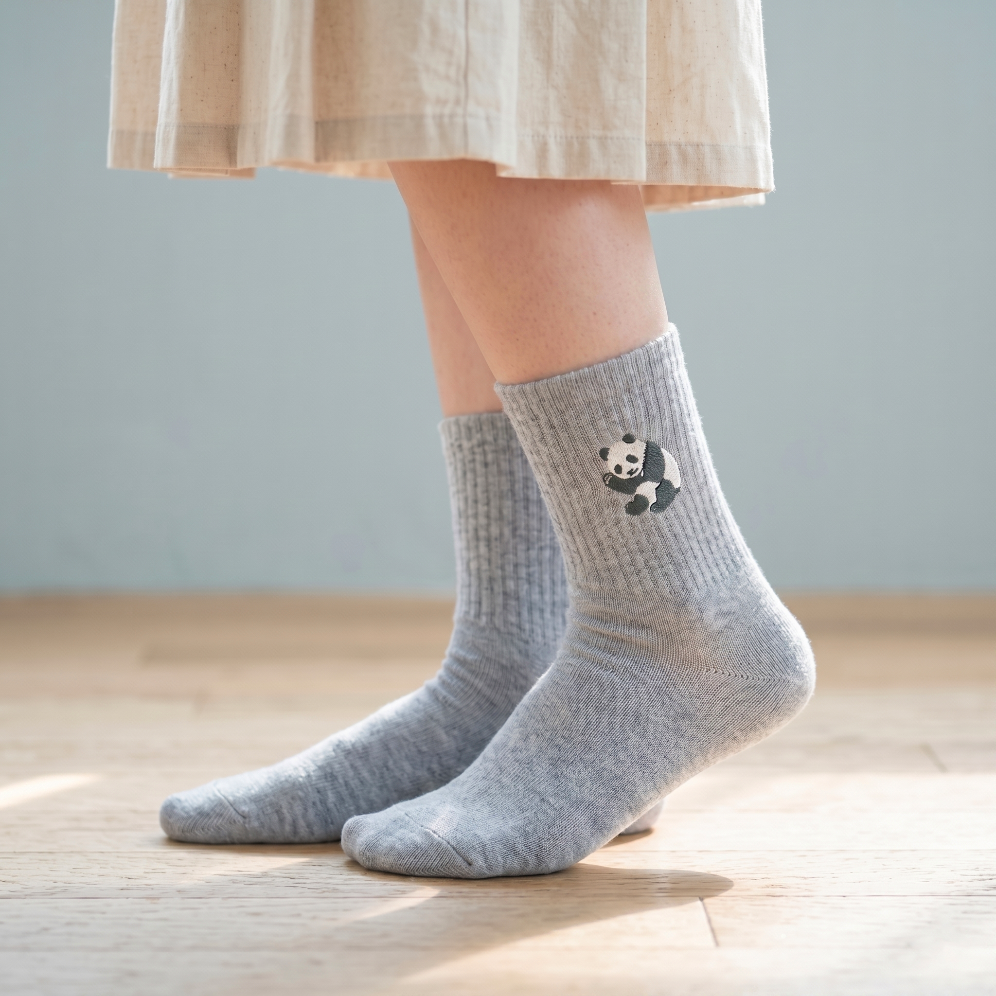 STREAM - 刺繍襪子 (灰色熊貓款)