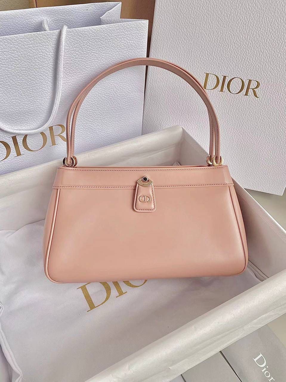 🈶 温柔粉中号 𝗗𝗜𝗢𝗥 𝗞𝗲𝘆手袋/腋下包 啊啊啊贵妇们还没买的都看过来 如此复古法式浪漫的包一定要拎在你手上 首批即出即断！都在翻单再翻单了！！ 早已大火全网时髦界，没有人不爱啊 独特的梯形包身➕细长手柄，优雅高贵 它的悬锁更是绝绝子，两个尺寸可选 小个子女生也可放心的冲大号 日常通勤什么大场合都能给你冲锋 拿捏得恰到好处，找不出一处缺点地方 真是把复古风玩得明明白白，美死了！！ 27×16.5×13.5cm，#6098m