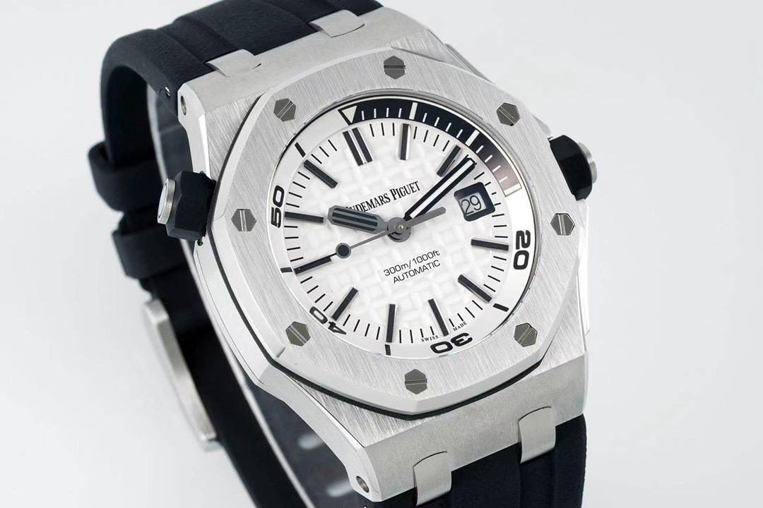 IPF打造经典——爱彼15710潜水之王！3120一体机芯，打造内在外在最强复刻 1.表壳采用多次打磨，只为了棱角数据吻合，材质触摸感觉一致； 2.最强机芯夹板打磨，特调色18K玫瑰金自动托颜色； 3.最人性化的可松动头粒缓冲区域，确保吻合原装设计； 4.最立体和最工整的盘面“饼干纹理”保证和正品一模一样： 5.最持久的夜光和对的最齐的内应刻度，IPF直击重点。 6.采用原装一致的装配结构，做到细微一致！ 7.最接近原装的指针，切面锋利整齐无毛刺； 8.最接近原装日历放大镜，通透性市面最强； 9.最强蓝宝镜面通透感官，并镀有防眩晕增透镀膜； 最最主要的机芯：采用一体AP.CAL.3120机芯，功能稳定，动力储存原装一致的41小时，外观一致！潜水之王，重新归来！