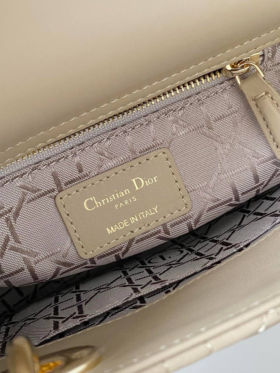 🈶奶茶色 𝗗𝗜𝗢𝗥 𝗟𝗮𝗱𝘆羊皮四格金扣 谁能拒绝这只刚出的新颜色啊 救命，真的太温柔了！很显气质 淡淡的色调，看着心情就很好 比去年的奶茶色要深，偏灰调些 进口原厂羊皮➕全钢五金，最高版本 （配6个五金图案 全套包装） size：20×16.5×8cm 4123m