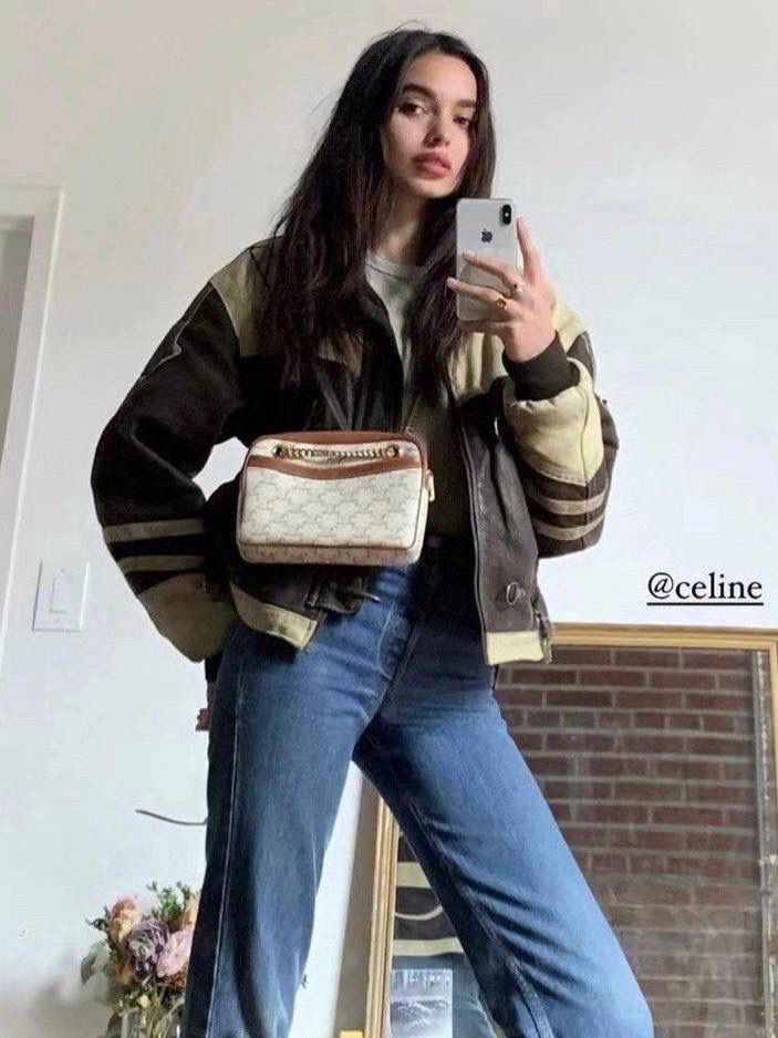 🔥大货实拍图 𝗖𝗘𝗟𝗜𝗡𝗘♥𝗖𝗔𝗡𝗩𝗔𝗦 𝗣𝗔𝗧𝗔𝗣𝗔𝗡𝗦 型号：196252 尺寸：20.5*15*4.5cm TA真的非常好用+多种背法+价格合适+细节满满～双链条腋下，单链条单肩，斜挎/手拿 一包多用✔️