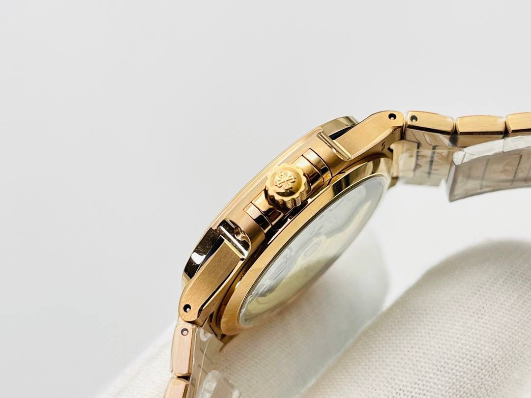 百达翡丽鹦鹉螺女款腕表PP7118强势来袭！ “324”机芯最高版本““到货”” 唯一媲美正品的副本！ 正品完美互换真正Cal.324C一体29钻机芯！ 全新订制版百达翡丽专Cal.324SC自动上链机芯。史无前例厚度和正品一致完全实现。整机根据真正的Cal.324SC机芯设计-1:1尊重原厂设计，傲视市面上一切副本百达翡丽。 机芯尺寸“27.0mm”厚度“3.3mm”动力存储“45小时”数据正品一致！ 腕表尺寸34MM，厚度8.3MM，全网最薄！ “没人能拥有百达翡丽，只不过为下一代保管而已。”