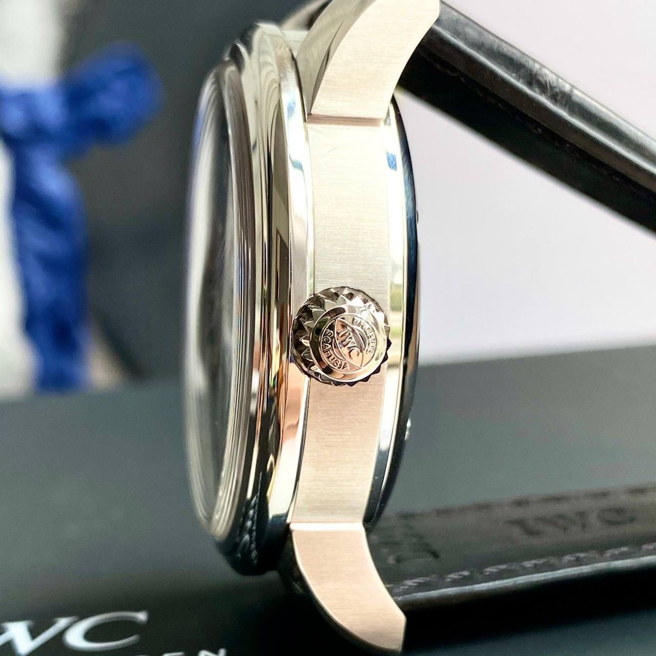 型号IW323310 IWC万国表复刻版系列工程师自动腕表，继续彰显运动精神。工程师「劳伦斯体育公益基金会版」自动腕表采用精钢表壳及醒目的蓝色表盘42.5mm表径！表盘沿用标志性的蓝色调，犹如一座希望的灯塔，指引美好的未来。 配备比勒顿上链系统，日期显示，表底镌刻7个年轻人在一起踢足球的「Time for Unity」绘画作品。精钢款式 搭配黑色鳄鱼皮表带。表蒙采用的是成本超高，工艺极其复杂的蓝宝石窝盖玻璃！搭载原装瑞士进口ETA-2824机芯！专柜限量1000只！