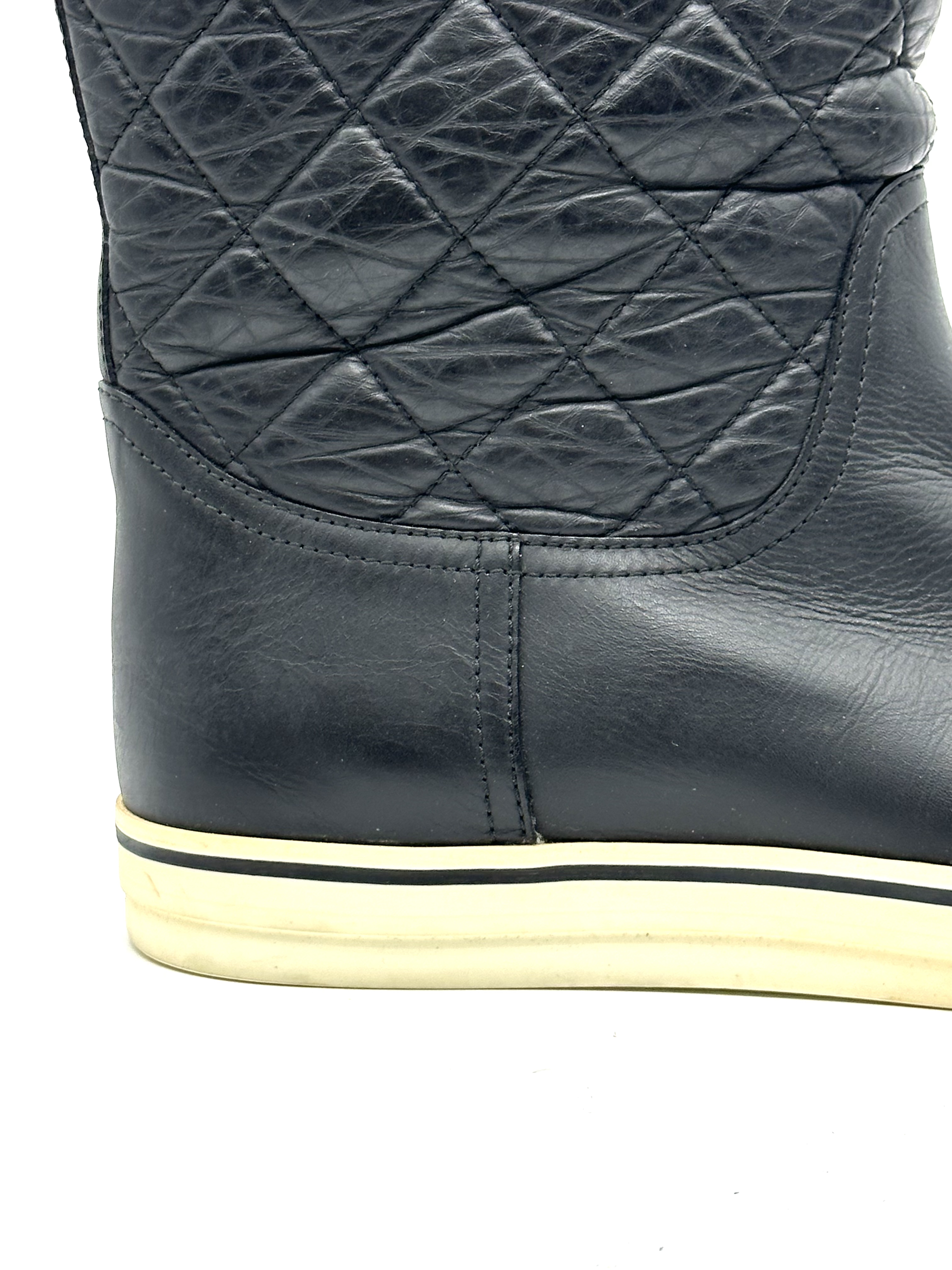 Pre-owned Chanel black quilted leather mid-calf boots / Product Code: 26040407