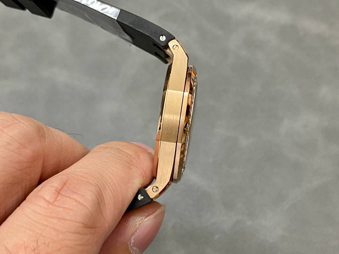 爱彼67601 尺寸33mm 全网女神看过来😍😍这款爱彼女表才是最具有性价比的… 爱彼皇家橡树系列型号67601石英腕表，皇家橡树系列独有的八角形外观还拥有爱彼独特的设计风格也将女士优雅风格融入其中，深受女明星们的爱戴，表带澳洲湾鳄鱼皮，即使只有33毫米的小尺寸，也将爱彼独有的纯净美感与刚毅线条展现的淋漓尽致💝💖💘而镶满钻石的表圈也为佩戴的女士增添了更多的柔美。（32颗明亮式切割美钻）巴蒂镶嵌一枚半透明凸面蓝宝石，搭载瑞士进口石英机芯，拥有实用的日历显示功能，女士们佩戴起来不会显得沉重 ！