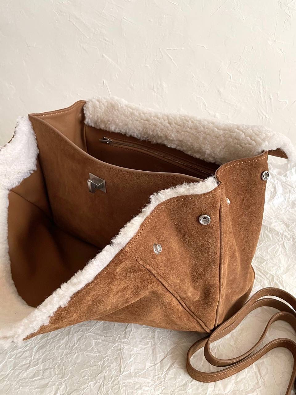 爆款🔥 ba1enciaga rodeo麂皮毛绒绒泰迪熊 中号🧸 看到这只包直接暖到心里去！ 好喜欢好喜欢好喜欢啊啊啊 本广东人想一秒入冬 我要立马背上这只 泰 迪 熊！ 除了喜欢没什么可说的 直接给我干词穷了 btw，这只也是买了zp回来对皮对毛的哦 米白色的毛毛，毛要足够粗密，且要卷 我知道市场很多直接用细软直的来做 不敢想象实物有多jia...打咩打咩🙅🏻‍♀️🙅🏻🙅🏻‍♂️❌ 我们开发一直都是秉着认真负责的态度 相似度你们就放一百个心吧！交给我们！ 中号：35×23.3×10.9cm789772m