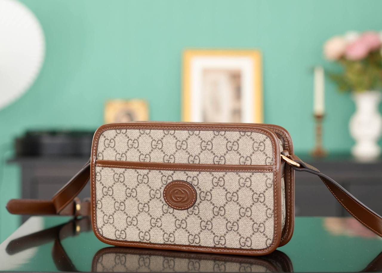 🥯GG Supreme帆布饰互扣式双G迷你手袋 相机包22cm 正品售价,400 小巧玲珑的长方形造型， 融合源自品牌典藏设计的符号元素和材质，打造出令人惊艳的复古风格 包身很轻便，而且空间很好， 体验感巨赞，男女同款，情侣款， 简约的颜值，却别具风格~ 官方款号 658572 尺寸：22.5x14x7cm