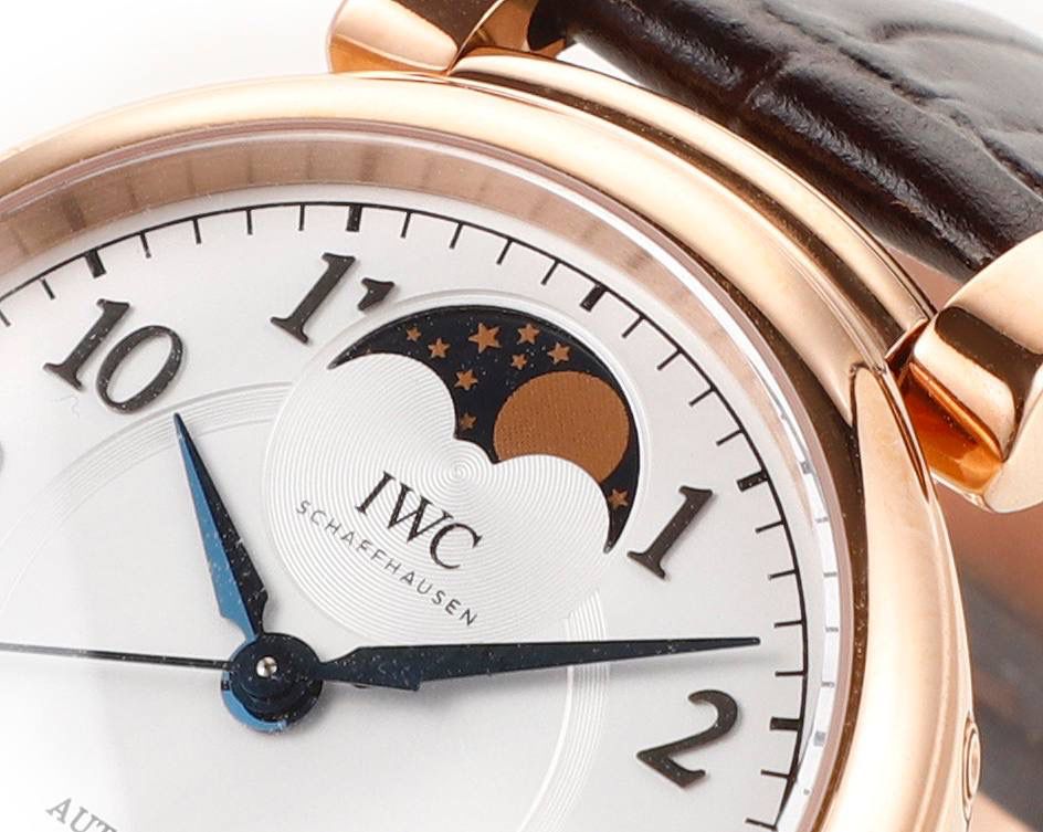 IWC达文西 IW459306 蓝色表盘配月相，好看又有氛围感，蓝色和月相搭配很协调。 这款达文西是复古经典设计，表盘干净清楚，指针是剑形，表冠是圆拱形，表耳可活动，戴着手腕更舒服。 表底刻有“生命之花”图案，是重叠圆环的几何样式。 表径36mm，精钢表壳，自动机械机芯，带中央停秒、月相显示，表底有特殊雕刻。 防水30米，动力储存42小时。 整体简约大方，细节精致，很适合成熟优雅的女生佩戴❤️