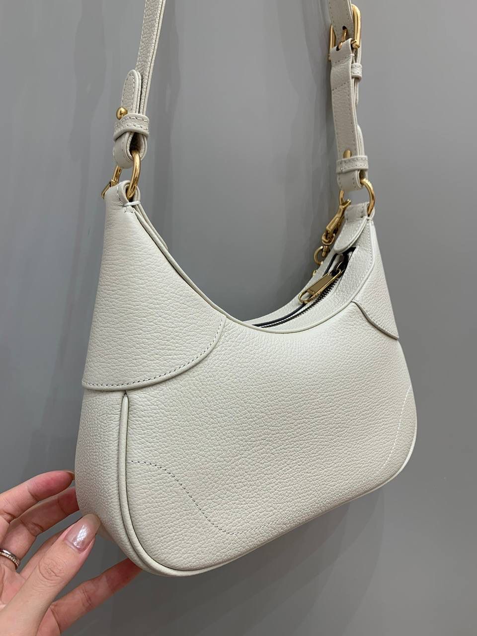 新背景实拍正品级 。（白色） 这只给我冲！！太多人要我出了，磨了很久终于出来了，这个皮质谁没买谁后悔，超级无敌软，软绵绵的，但是却很有形，一个包多达三种背法，百变时尚风格，不同背法可以变换不同风格，甜妹辣妹淑女风格都可以驾驭！金属质感很朋克，搭上原厂皮超好质感，这个包必须冲！！🔥🔥 型号731817 尺寸25/19/7cm