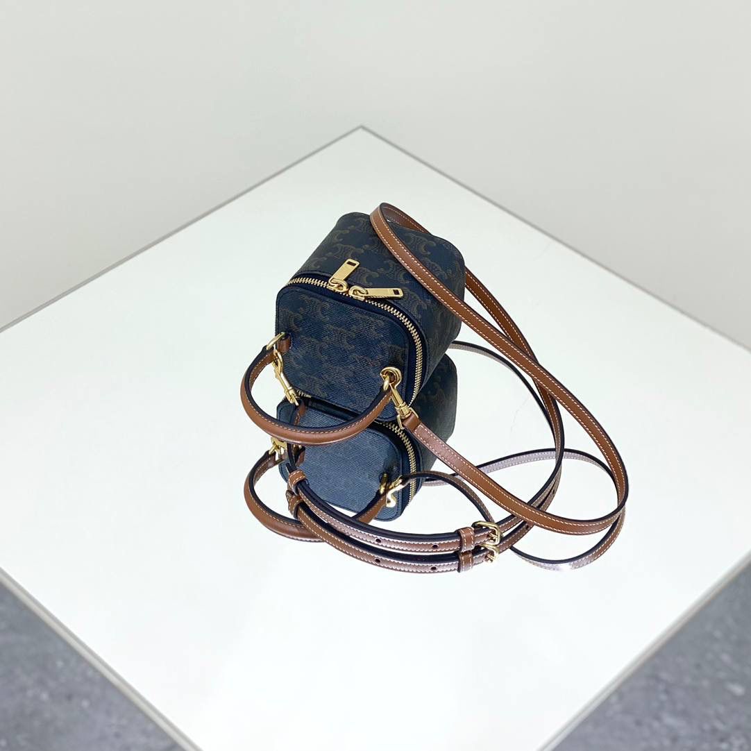 🔥大货实拍图 𝗖𝗘𝗟𝗜𝗡𝗘 ♥ 𝗧𝗥𝗜𝗢𝗠𝗣𝗛𝗘迷你小方盒 型号：10J762 尺寸：9.5*8*9cm CELINE女孩盲冲新款迷你小盒子，可爱到💥，夏天搭短袖，冬天配大衣，都是随手一拎就可以出门，到手就是大写真香～