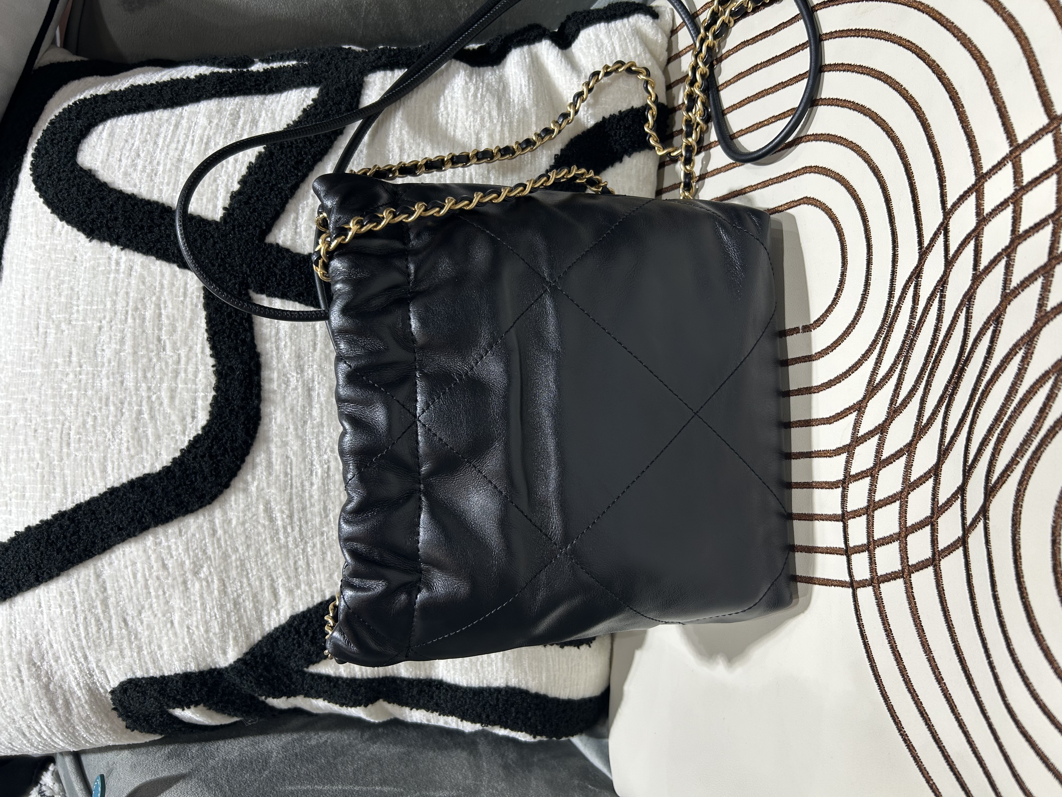 Chanel 22 mini calfskin 黑色牛皮金鏈 100%Authentic, 98%new  ✅晶片✅dust bag ✅盒