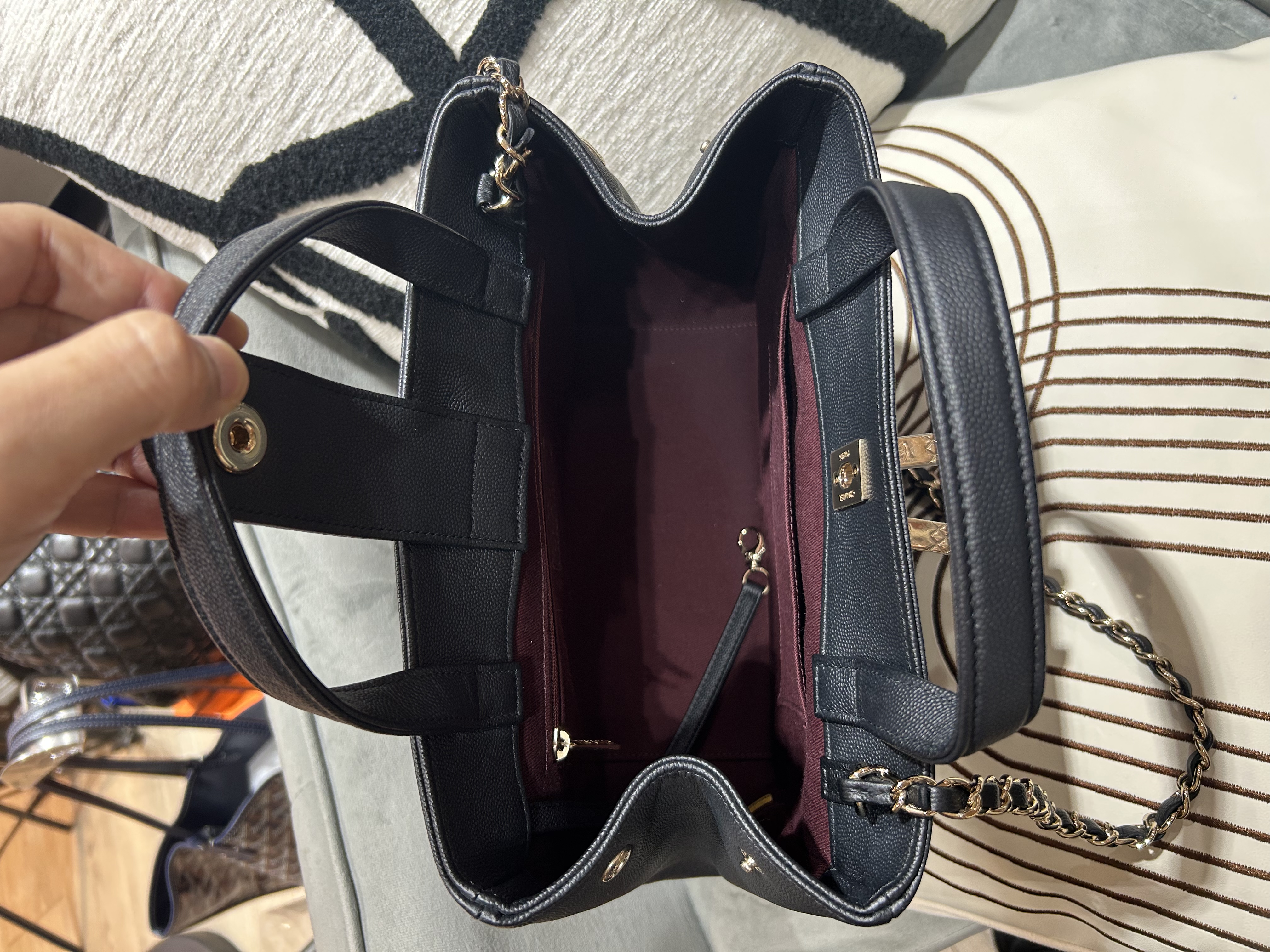 CHANEL Business Affinity Small Caviar calfskin bag 黑色顆粒紋小牛皮金扣兩用袋A93750  100%Authentic, 95%New ✅28card✅Dust bag