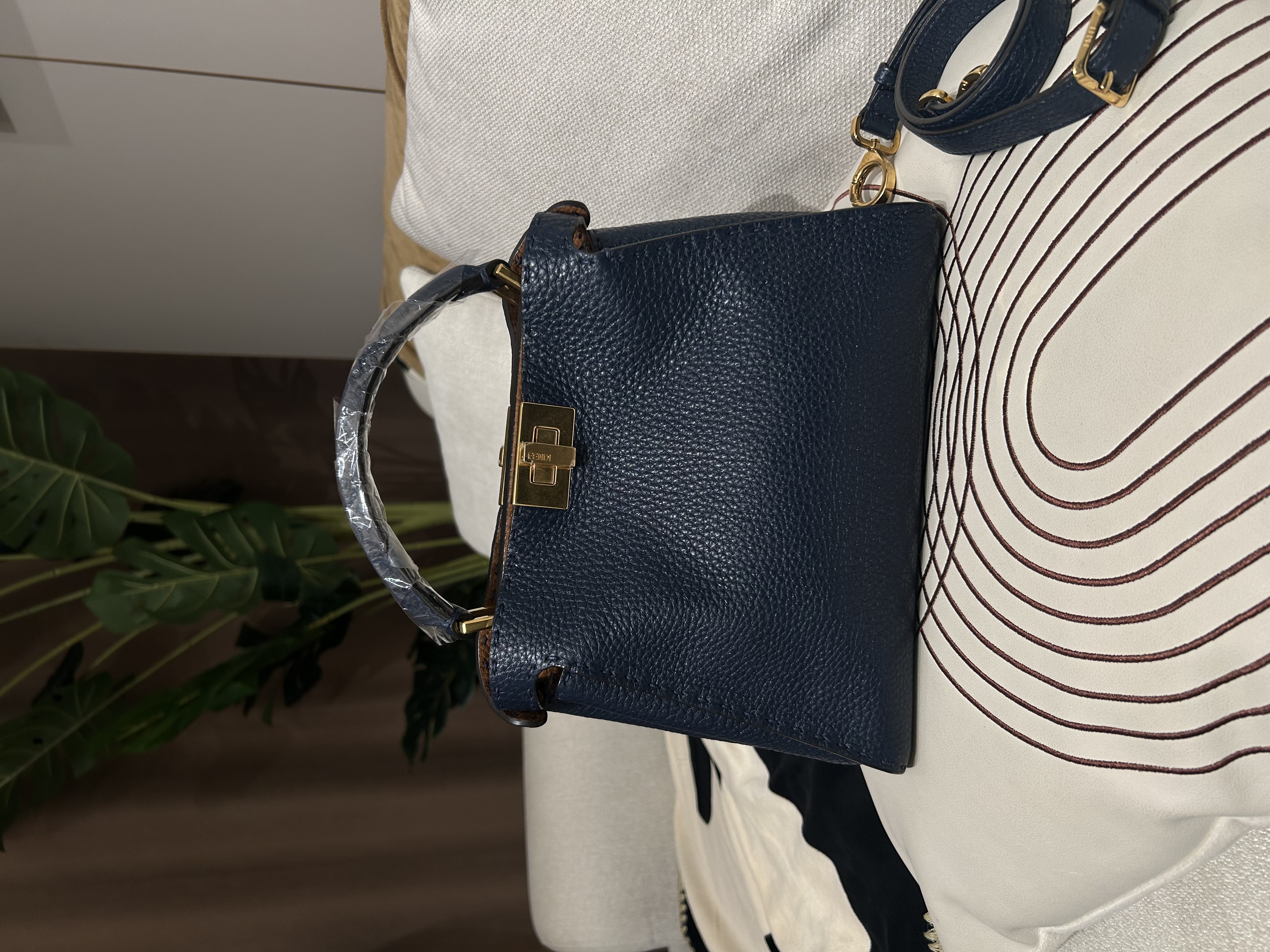 Fendi peekaboo 深藍色金扣 100%Authentic, 95%new ✅Booklet ,✅dust bag 牛皮好襟用，有部份原裝貼膜新淨