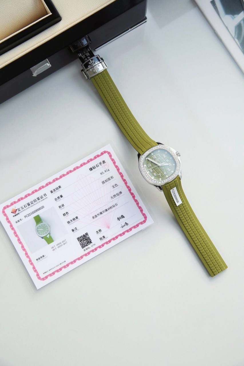 ✨独家首发 百达翡丽AQUANAUT女表旗舰款 专为女性打造，简约显精髓，大胆设计撞正统纯粹，辨识度拉满💃 ✅38mm黄金尺寸，进口精钢多道精磨，方圆个性造型，优雅大气一眼识PP ✅表盘镶48颗VS2.0真钻（约1.2克拉），附Gtc权威证书，可验可查保真💎 ✅原装瑞士石英机芯，100零部件打造，零返修零误差超靠谱⚙️ ✅浮雕表盘+立体字块，高级立体感拉满；蓝宝石水晶玻璃，防刮防反光 ✅进口热带复合橡胶表带，贴手舒适适配各种手腕，原装蝴蝶扣佩戴便捷