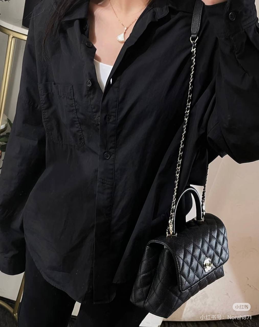 Coco Handle小號鑒定版👜 一包一碼 支持全球鑒定查驗身份證原廠專G Hass皮料過關清單資料可査詢 Coco Handle從1983年誕生到現在，銷量一直穩居榜首。 圓形手柄配上單肩鏈條，是這個包最出彩部分，背在身上優雅，提在手上復古，包多個隔層口袋設計，很人性化！ 五金：全鋼淺金扣 皮料：Hass原廠小球牛皮 尺寸：14*24*10cm