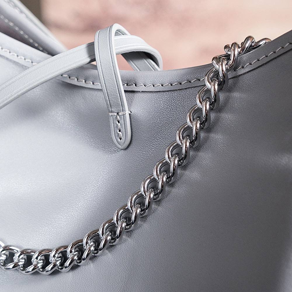 𝐂𝐀𝐑𝐑𝐘𝐀𝐋𝐋 𝐂𝐀𝐑𝐆𝐎芯片跳动码小号👜✨ 爆款𝐶𝑎𝑟𝑟𝑦𝑎𝑙𝑙 𝐶𝑎𝑟𝑔𝑜鲨鱼灰，强烈推荐闭眼入！ 羊皮面料搭配着老花肩带点缀，简直又是新宠大爆款， 慵懒随性感轻松拿捏🤏🏻 上市后一直处于一个断货王的存在！ 五金材质：厚镀纯钢五金 皮料材质：法国进口小羊皮【芯片版】 尺寸详情：𝟑𝟑.𝟓*𝟐𝟑*𝟏𝟓cm