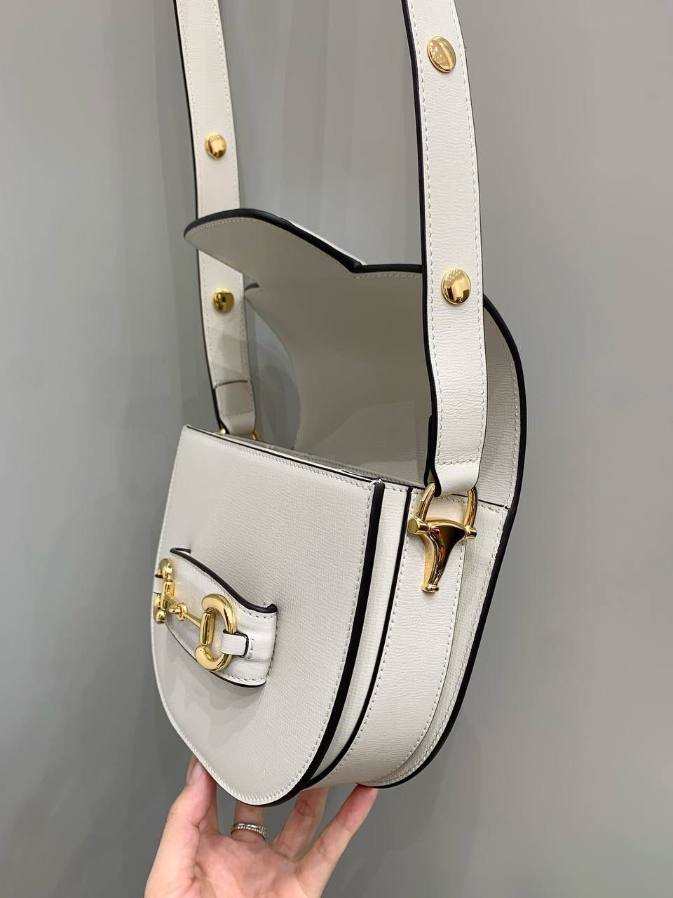 新背景实拍正品级 。Gucc1 horsebit半圆迷你全皮白 （纯铜五金原厂皮） 这个小可爱是真的可爱，小小乖巧的一个 经典的设计加上配色，不管你是潮流的运动女孩👧 还是睿智的职场精英，又或者是优雅的气质女性 这款都是你完美生活中的一款适合的穿搭单品 经典百搭 实用而又不失个性时尚 1955系列寓意马到成功 来掌握自己的人生方向吧！ 型号760191；尺寸17/18.5/7.5cm