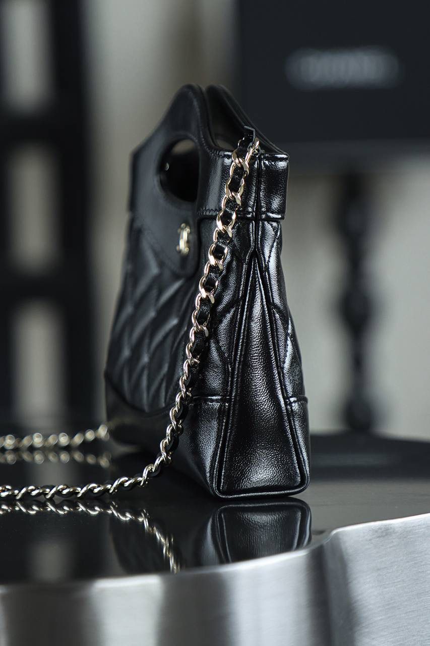 Nano 31Bag鑒定版👜 一包一碼 支持全球鑒定查驗身份證原廠專G Bonaudo皮料過關清單資料可査詢 夢中情包31bag nano從設計上看，它的鏤空固定手柄設計十分吸睛，成為整個包的獨特亮點，開口採用磁吸設計，開合輕鬆便捷。 搭配的一條皮穿鏈肩帶，無論是單肩背還是斜挎，都能完美適配各種身形，輕鬆打造出不同風格，相信我，一旦擁有，你定會愛不釋手！ 五金：厚镀14k淡金 皮料：Bonaudo亮面小羊皮 尺寸：20*17.5*3.5cm