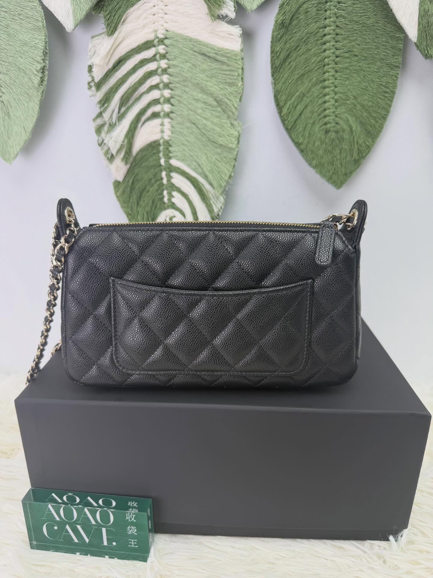 🤍閑置品 黑色 荔枝牛皮 麻醬包 晶片款2025年 全套有單💚#AOAOCAVECHANEL🫶🏻配件 -塵袋、盒、2025年收據🫶🏻💰價錢 - $2498099%new#收袋王喜歡的話快點pm/whatsapp 我們💓銷售熱線51111 321（whatsapp)我們服務包括有：手袋飾物回收、手袋置換(一換一、一換多也可以） 、專業手袋鑑證、專業手袋護理購買方法🏢親臨門市 荃灣南豐中心15樓1521室（荃灣地鐵站a出口1分鐘到）敬請預約❤️只賣正品正貨，任驗💓🫰🏻❤️‍🔥本店為香港註冊公司絕對真貨，信心保證👍🏻🫰🏻本店設有鑑證服務，有駐場鑑證師✨歡迎追蹤我哋各個平台緊貼最新優惠x貨品🔥😍👇🏻👇🏻👇🏻👇🏻👇🏻👇🏻👇🏻👇🏻⭐️Instagram: aoaocave🌈Facebook: aoaocave收袋王🔥Carousell: acluxuryhk👆🏻👆🏻👆🏻👆🏻👆🏻👆🏻👆🏻👆🏻___________________________Disclaimer🫰🏻All trademarks and copyrights are reserved to the original brand holders. @AOAOCAVE sells only authentic goods and is not affiliated with any of the brands mentioned.@AOAOCAVE 跟任何品牌無關，而且沒有持有任何品牌資版權，亦沒有與任何品牌合作。所有商標及版權歸屬於品牌坊所有，帖子只作分享用途。#aoaocave #手袋回收 #名牌買賣