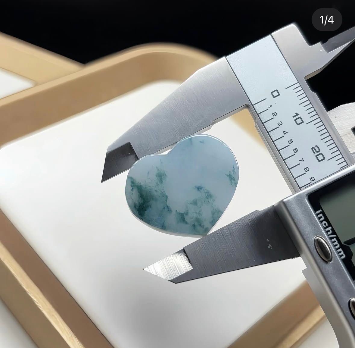 飄花翡翠心形玉吊墜