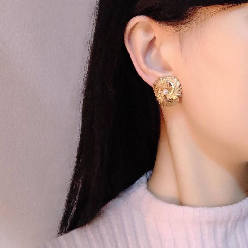 American Brand BSK C.a. 1960s Golden Swivel Floral Faux Pearl Clip Earrings (MT800)