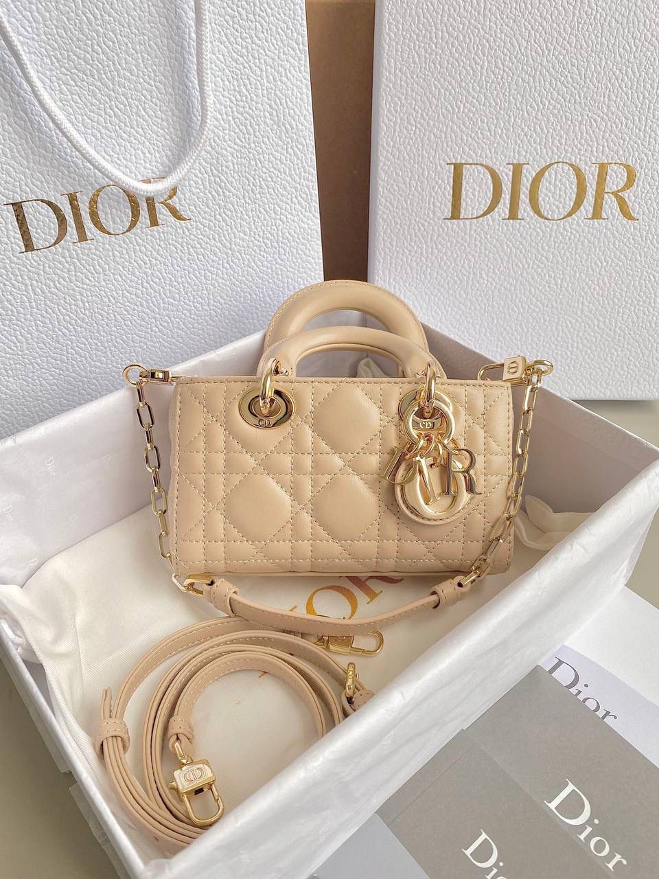 沙粉超迷你🤎🎀 𝗗𝗶𝗼𝗿 𝗗-𝗝𝗼𝘆 𝗯𝗮𝗴羊皮，新色 时尚果然就是轮回，回归了一把中古戴妃 长方包形，短链条➕细长肩带直接封神！！ 复古时髦感超强，真是什么场合都可以把住 绝对是lady中的天花板了，强势出圈啦姐妹们😍🤩 17.5×10.5×6cm