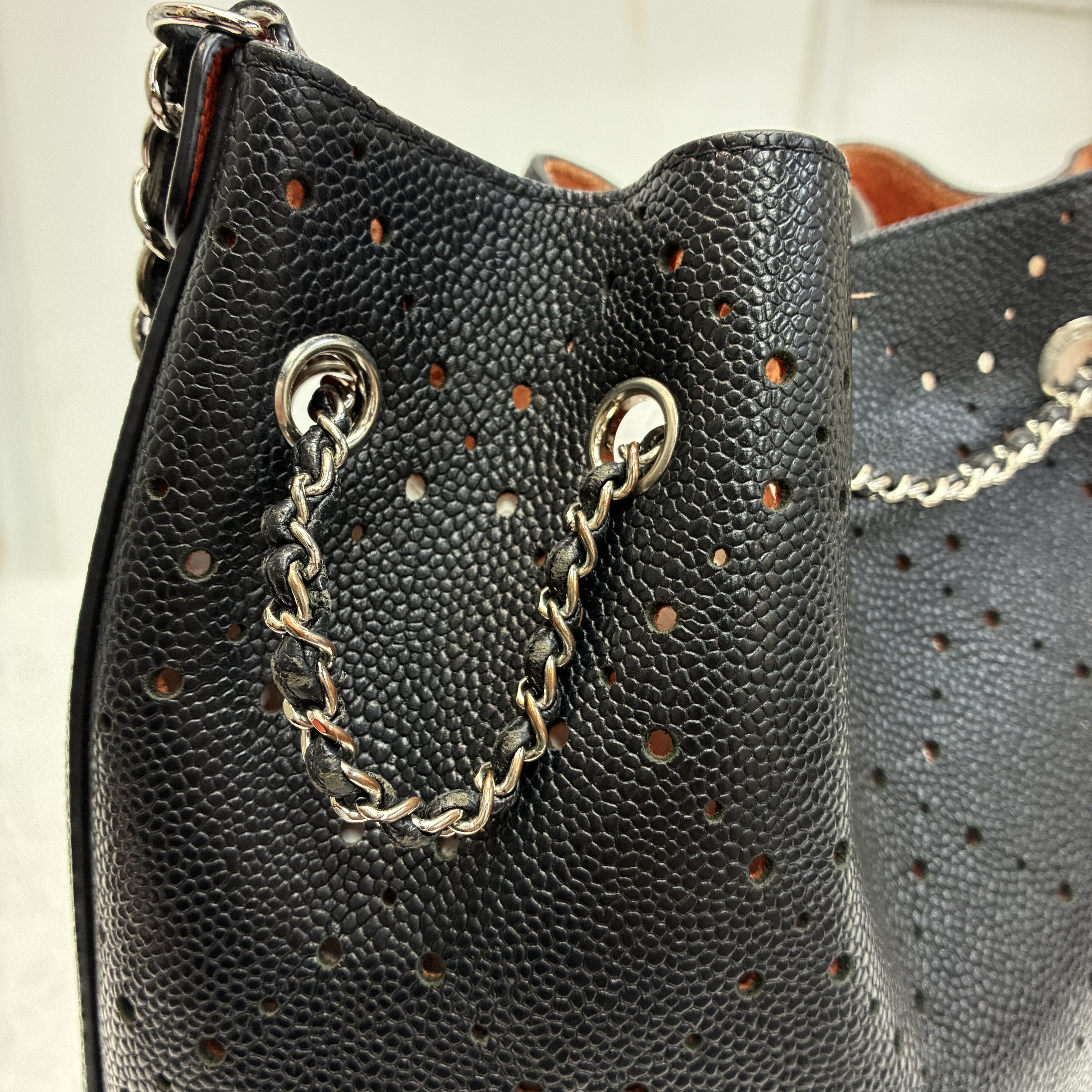 Chanel CC Drawstring Bucket Bag Perforated Caviar 黑色穿孔魚子醬皮革抽繩水桶包