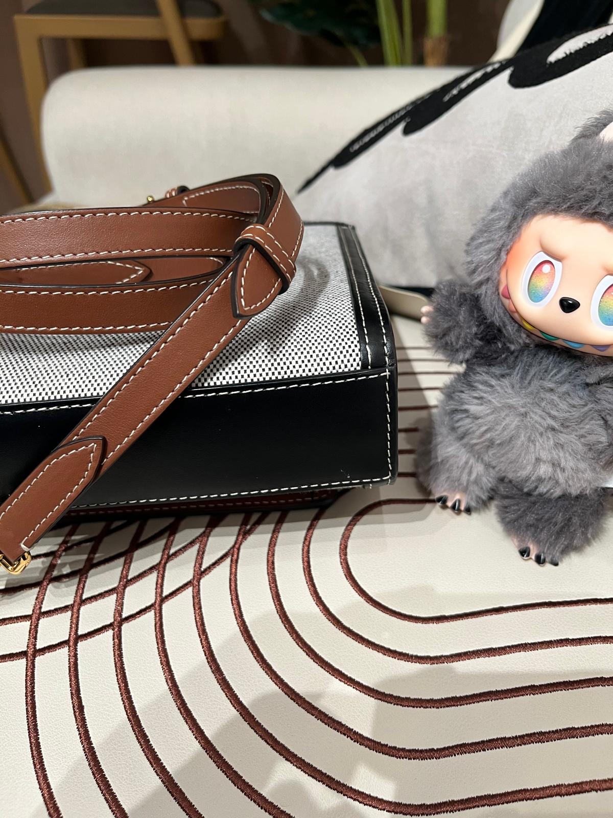 BURBERRY POCKET 2WAY BAG ,100%Authentic ,99%new ✅strap✅booklet✅dust bag 