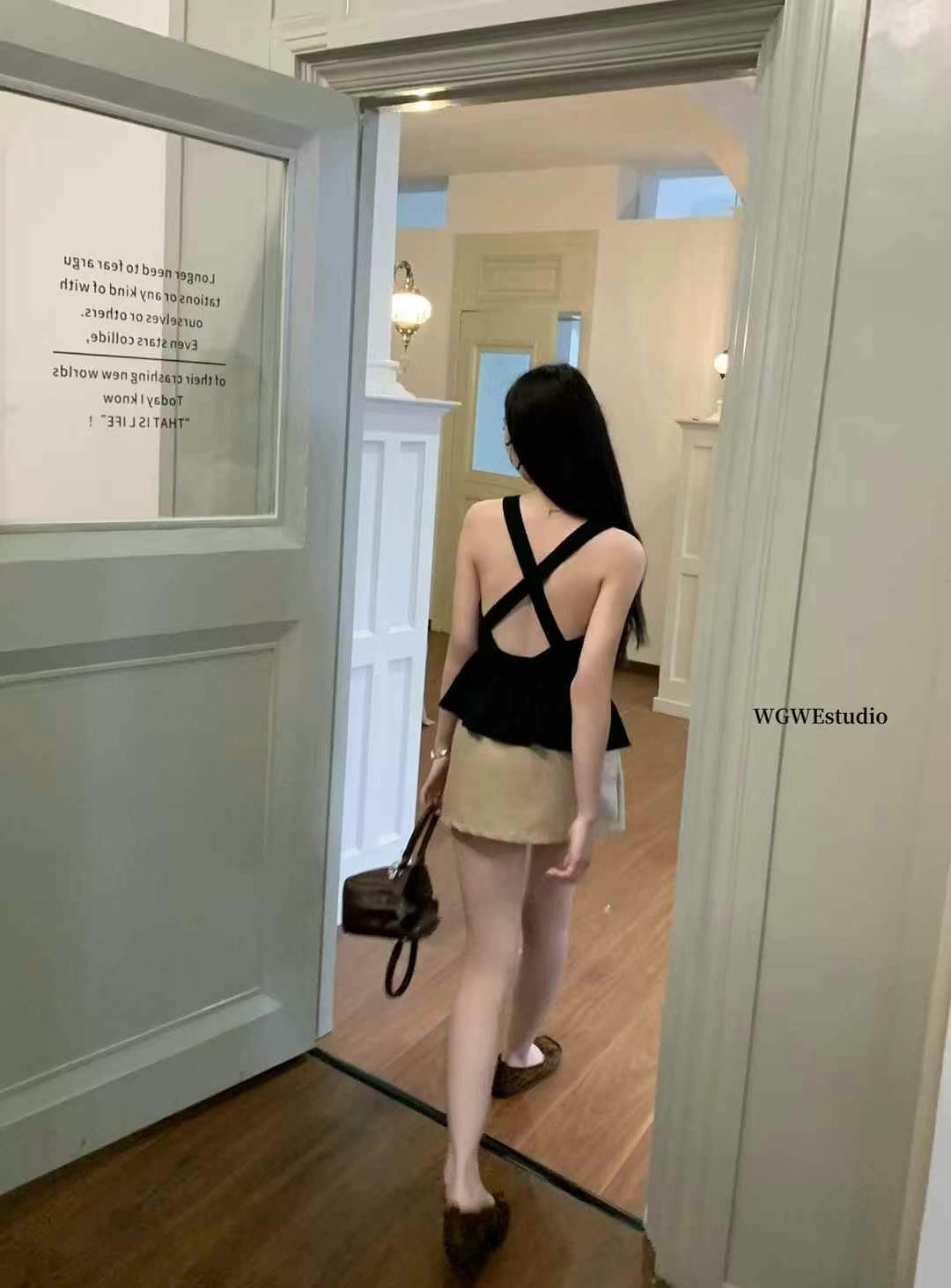 4480 交叉露背吊带上衣