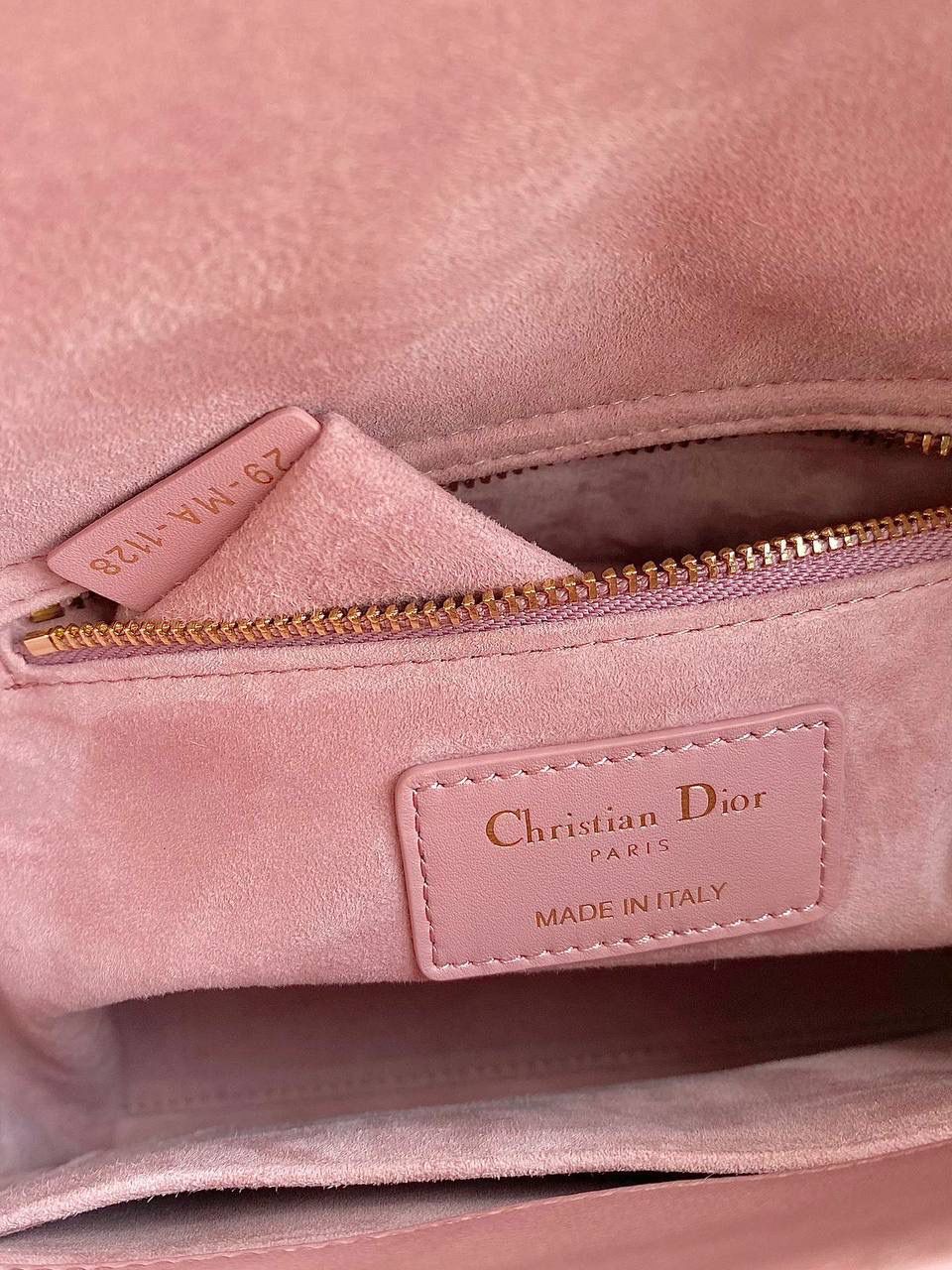 🈶复古粉 「剩少量」 𝗗𝗜𝗢𝗥 𝗟𝗮𝗱𝘆羊皮四格金扣 谁能拒绝这只刚出的新颜色啊 救命，真的太温柔了！很显气质 高贵冷艳的低调粉，法式的优雅感 进口原厂羊皮➕全钢五金，最高版本 （配6个五金图案 全套包装） size：20×16.5×8cm 4123m