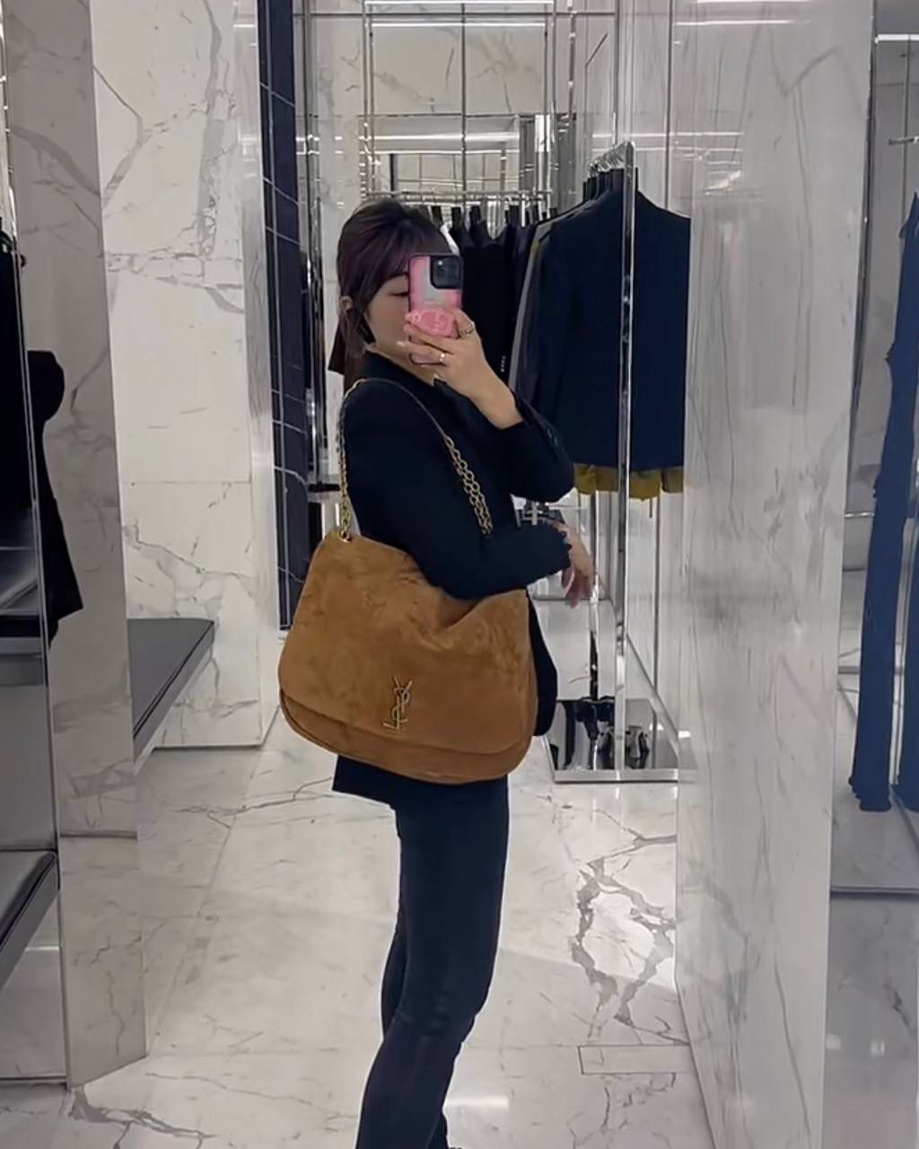 销量王🔥 ys1 jamie羊皮链条大包 麂皮棕 第2批到❗️这个羊皮，zp是微微珠光感的 市场上现在出的都是哑光的羊皮 背出去可以说是一眼jia🥲 小包用不对版或者差一点的皮还说能浑水摸鱼 但是大包真的不行😂 要不是为了等这个正确版原厂皮 我们早就出货了！还有五金也是全部等对版的 包括小小的一个鸡眼，一点都不能马虎 需要高品质的bb跟我走，不会错！ 43×29×9cm742431m