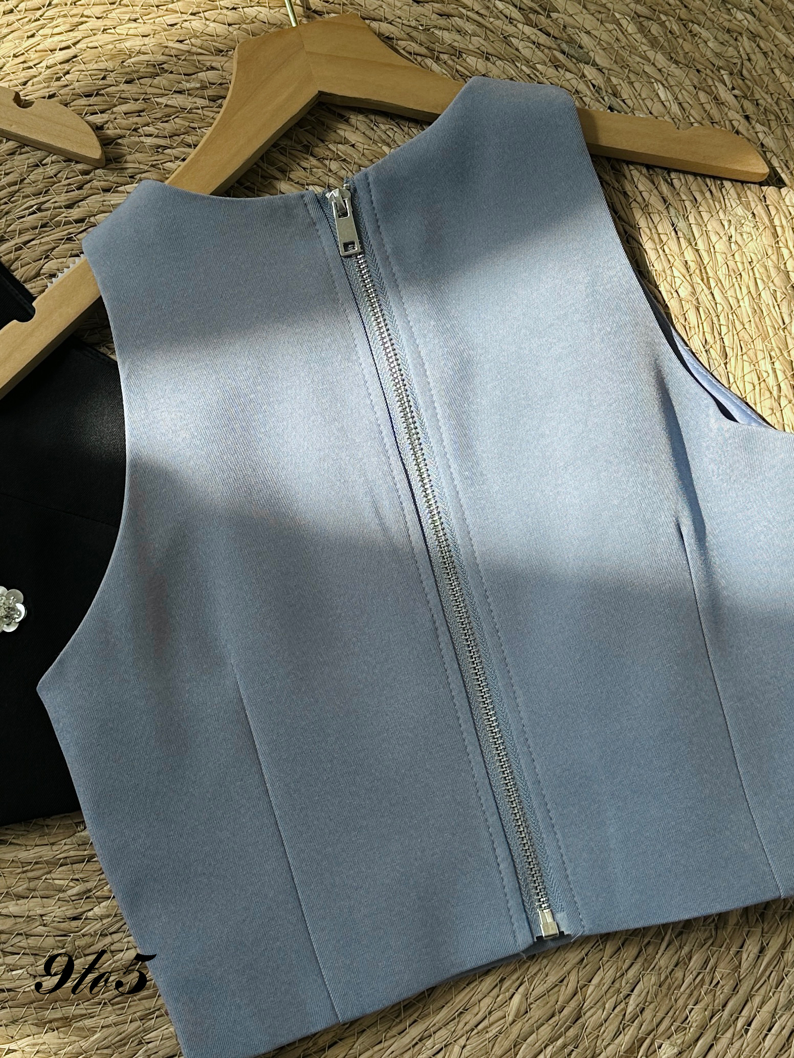 T3960 Sleeveless Floral Crop Top - Black & Blue