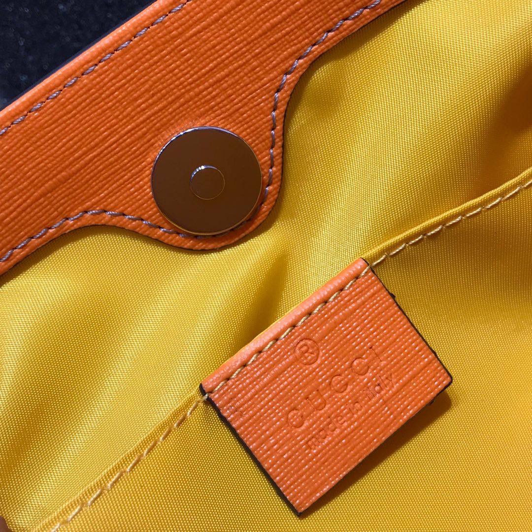 🔥𝙂𝙪𝙘𝙘𝙞原厂菠萝包 这款儿童菠萝包依旧很火，高颜值的搭配，很多小姐姐看到它都是毫无抵抗力～敲可爱！ 大菠萝：580840 尺寸：21*20*10cm