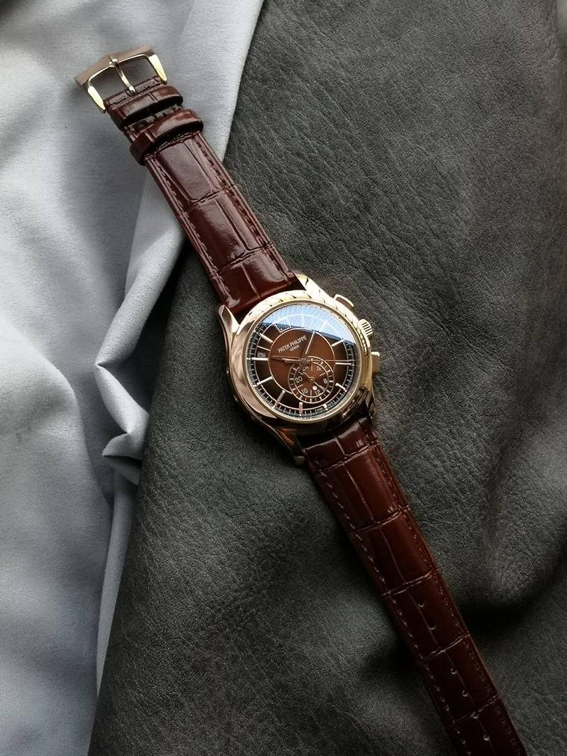 2024墙裂推荐 重金打造经典时计】——百达.翡丽复杂功能系列5905R-010重磅登场，迄今推出的首款Nautilus复杂腕表，以超复杂的工艺技术打造休闲运动腕表。 1⃣️小身板大能量：尽揽以下功能∶12点位日历功能 10点位星期功能 2点位星期功能 6点位24小时。所有功能都可正常使用。 2⃣️机芯采用复刻版Cal.240自动上链机芯，在实现外观的逼真前提下，功能一并完美诠释。 3⃣️改装大师独立制表人，倾情参与定制改装表盘颜色，给予独一无二的腕表增添有趣的灵魂！ 匠心力作 欢迎各位表友品鉴！