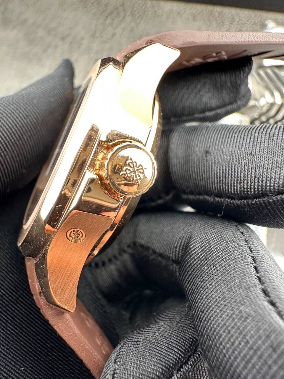 百达翡丽Aquanaut系列😎 【表壳】40.8MM表径，不锈钢材质，圆润的八角壳型恰到好处，表壳左侧的鲨鱼鳍型设计，是可以前后快调中央镂空时针的按钮，这枚指针可以用来指示第二时区时间。 【表盘】黑色浮雕表盘，金属立体字块，覆荧光涂层时标。3、9点钟分别显示”HOME”与”LOCAL”的方形昼夜视窗，蓝白二色各自代表晚上与白天，6点钟位置是指针式的日期盘。 【机芯】成功实现百达翡丽5164A-001内载的324 SC FUS自动上链机芯功能，大三针基础机芯上搭载两地时间模组。 配有休闲气息的Tropical表带，正是为年轻世代所准备的奢华运动表。