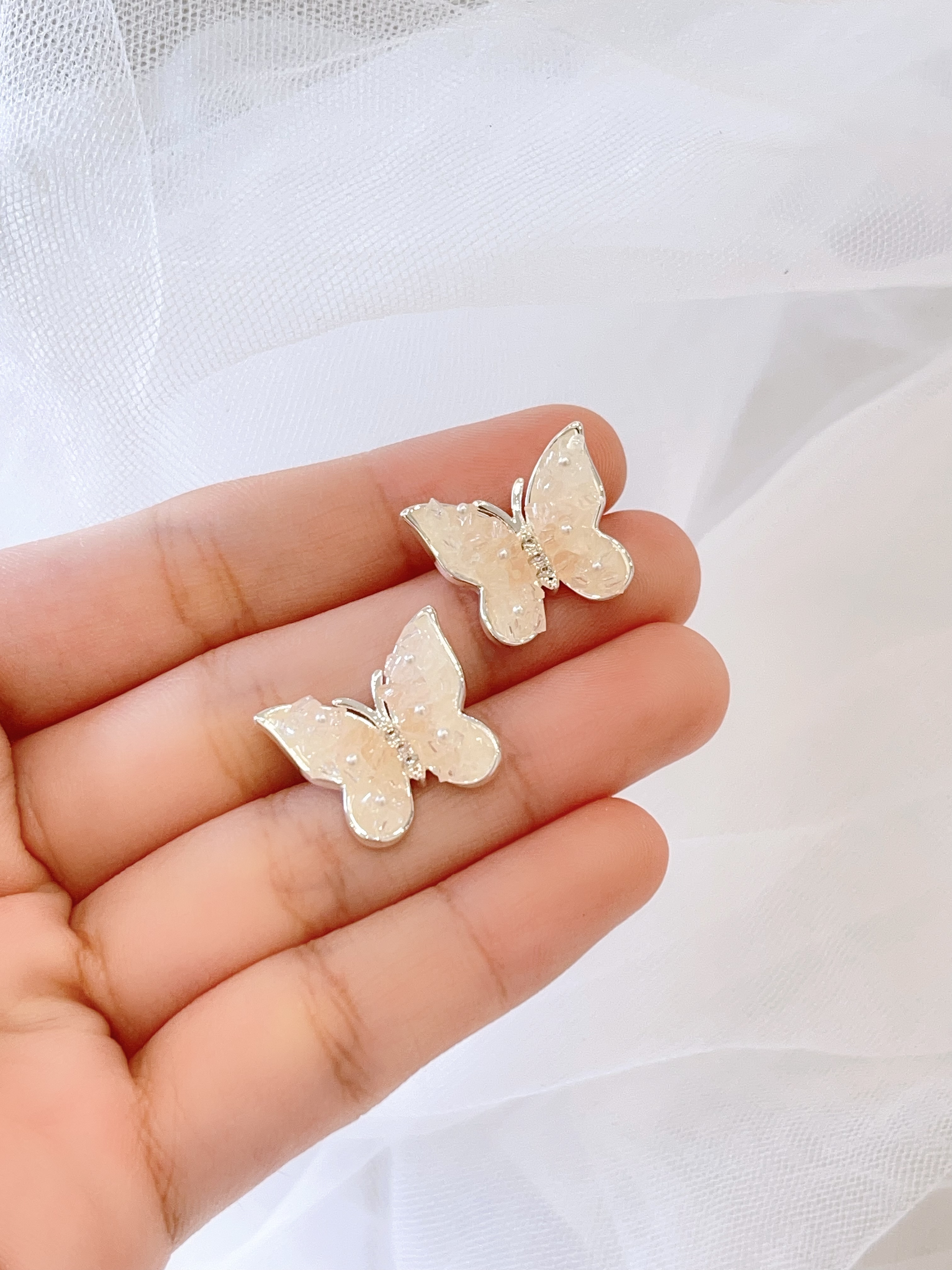 透粉色精致蝴蝶小珍珠耳环