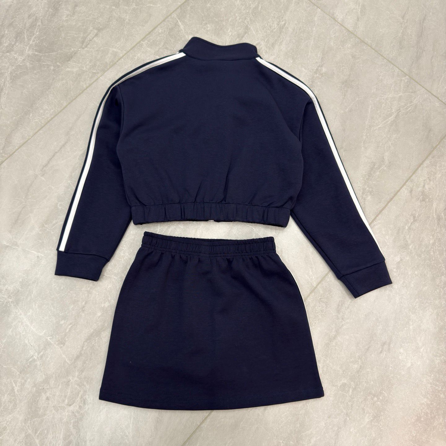 $199套。Adidas純棉刺繡拉鍊套裝拉鍊外套➕半裙 裙內有打底褲🫶🏻