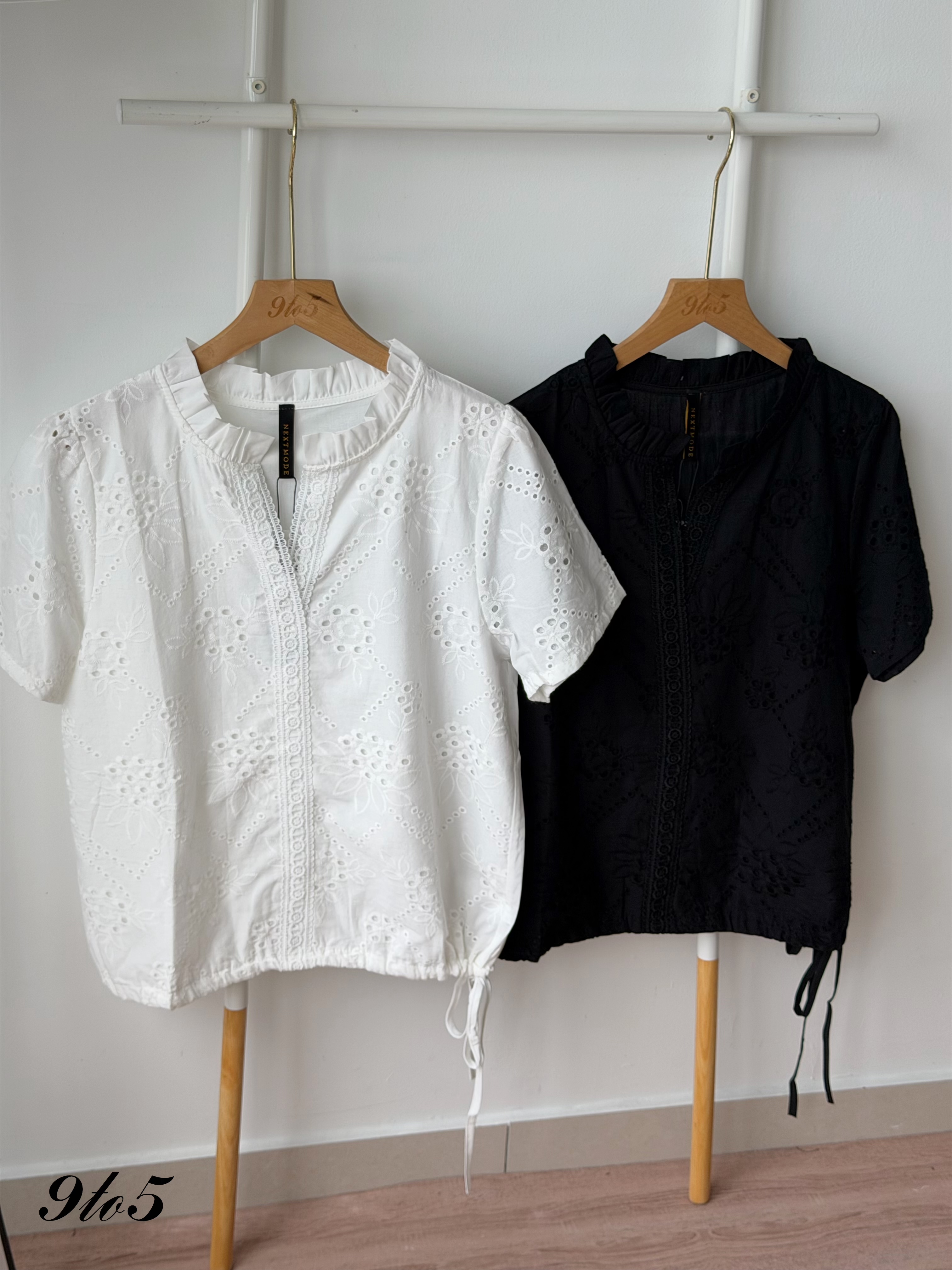 T4470 Ruffle Collar Lace Floral Blouse - Black & White
