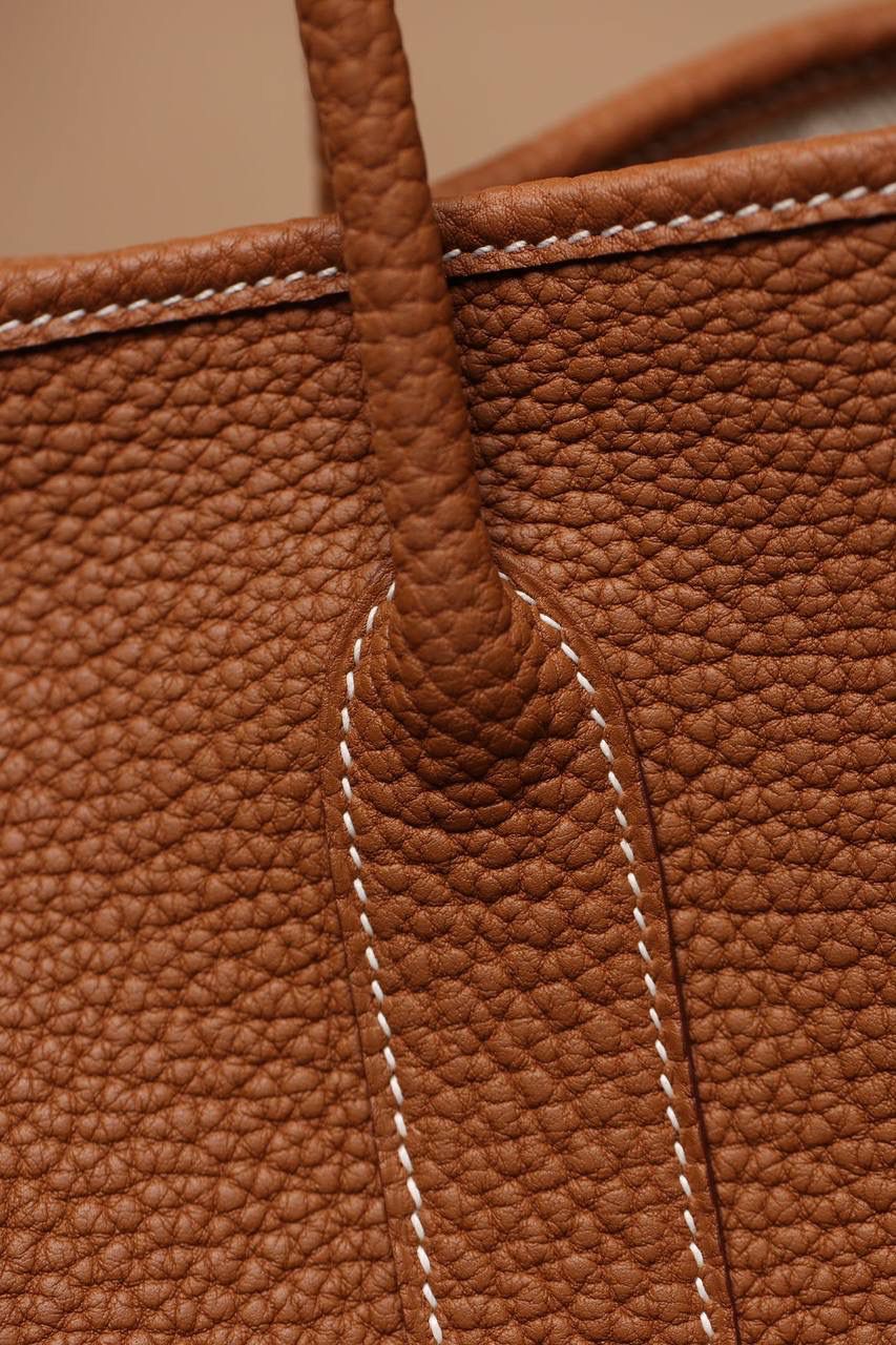 Hermes 爱马仕 Garden Party 30 金棕花园包👜✨ 尺寸：30*20*13cm 花园包独家渠道货，独家欧洲原厂皮原厂五金组装ZP尾单货，独一无二的天花板渠道货 面料是采用法国原厂的Togo皮，纹路清晰，颗粒感饱满，手感细腻，扑鼻而来的香味，爱不释手 版型真的是决绝子 喜欢大包的就入手吧 😍🤟🏻