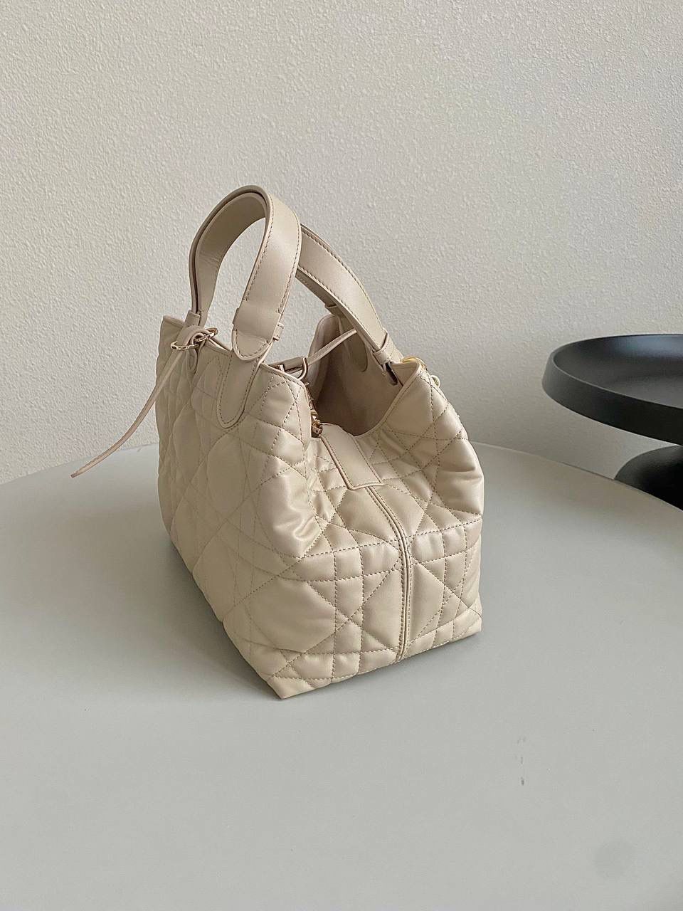 胭脂米色中号❗️ 𝗗𝗜𝗢𝗥 𝗧𝗼𝘂𝗷𝗼𝘂𝗿𝘀手袋，大爆款 请焊在我手上！有大中小三个尺寸多种颜色 大号慵懒有范，中号更日常，小号迷你的可爱 带你大杀四方的一只，不受任何风格限制 这季的重磅爆款，还不冲在等什么呢🥹👜😋 28.5×19×21.5cm，#m1292m