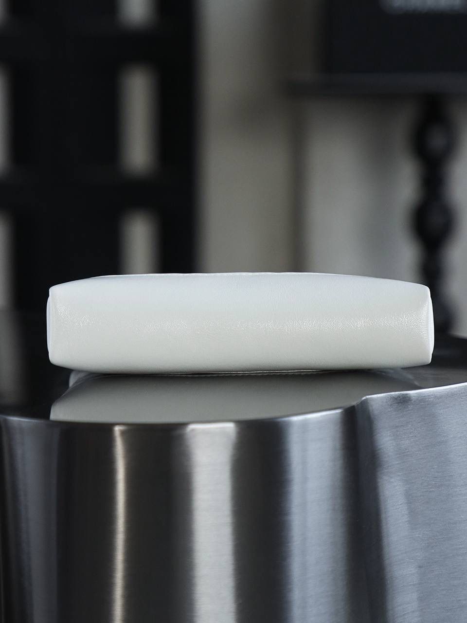 Nano 31Bag鑒定版👜 一包一碼 支持全球鑒定查驗身份證原廠專G Bonaudo皮料過關清單資料可査詢 夢中情包31bag nano超絕的仙女白色！ 更顯氣質和溫柔！ 人生總要有一隻仙女白的包包！ 31Bag nano更是時尚寵兒，實用與時尚的完美結合！ 五金：厚镀14k淡金 皮料：Bonaudo亮面小羊皮 尺寸：20*17.5*3.5cm