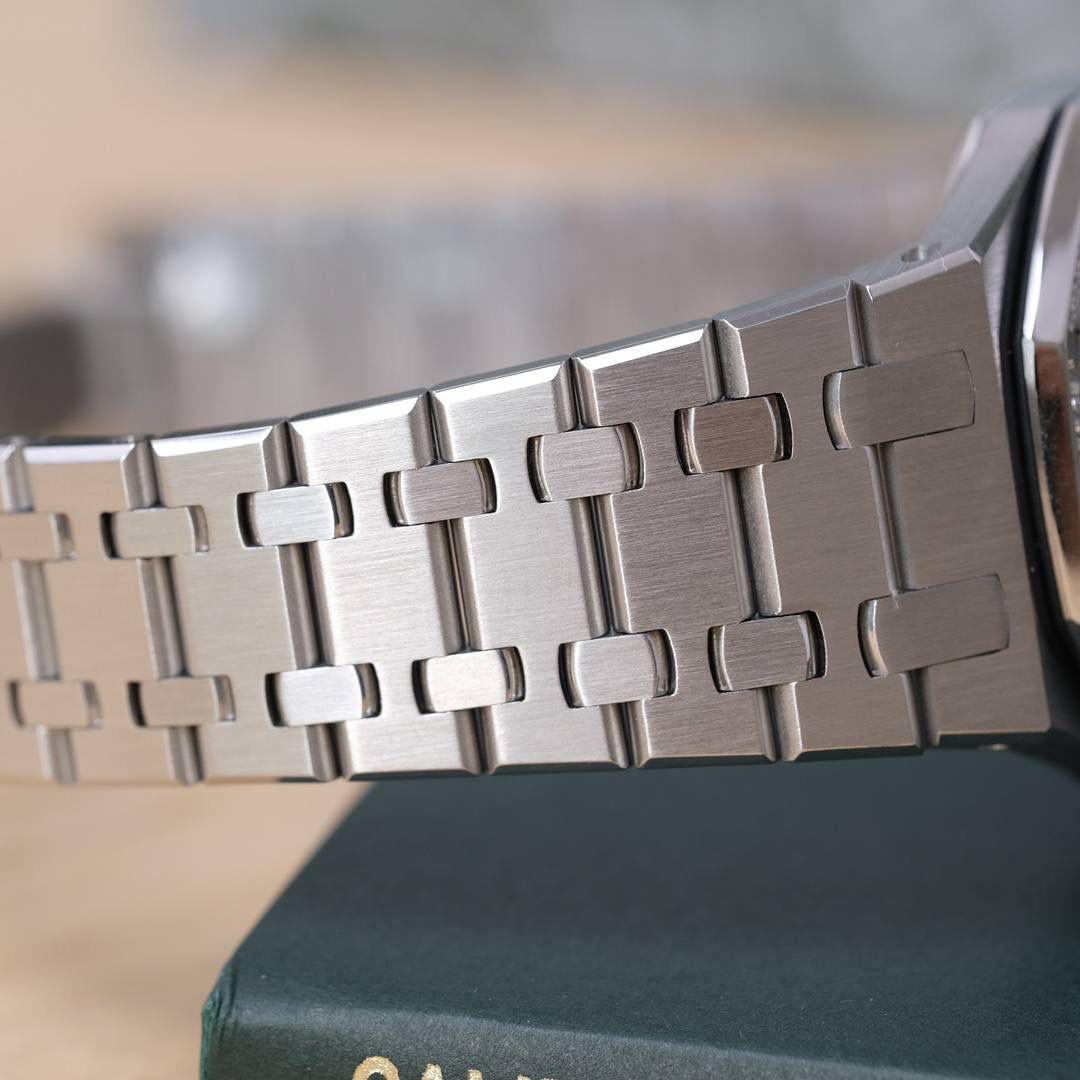 爱彼皇家橡树系列女士腕表，镶钻银色表盘，精钢表链