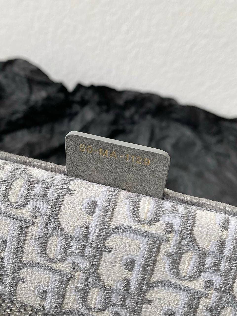 🈶老花灰，中号 𝗗𝗜𝗢𝗥 𝗕𝗼𝗼𝗸 𝘁𝗼𝘁𝗲 购物袋 火遍大街小巷，席卷整个时尚圈 浓厚的复古艺术气息简直是行走的艺术品 全手工立体刺绣 凹凸有致 超大容量❤️‍🔥🤩 特别适合想把整个家带出门的姑娘 妈咪袋 公文包 旅行出游好帮手 时髦精人手一只的经典款 36×27×16cm