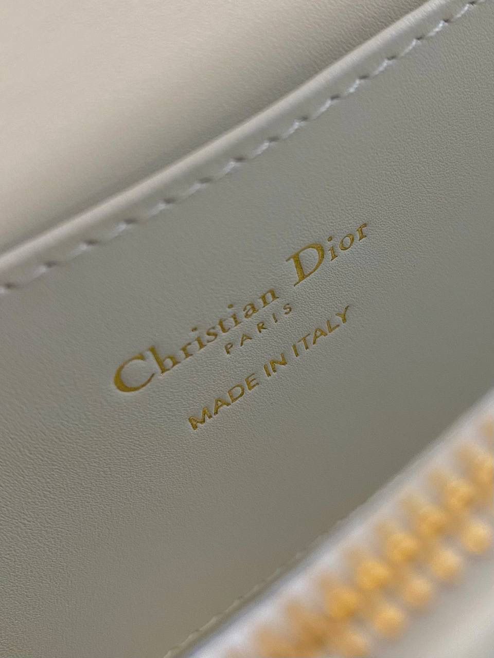 🈶白色 𝐌𝐢𝐬𝐬 𝐃𝐢𝐨𝐫腋下包 哇！实物是超预期的 从五金到皮质都非常奢华，很好看 牛皮的材质有型又耐久， 立体的字母手感彰显个性！ 空间，日常通勤或约会都很不错哦 大小刚好，腋下背气质又时髦 22×11×6cm #3410m