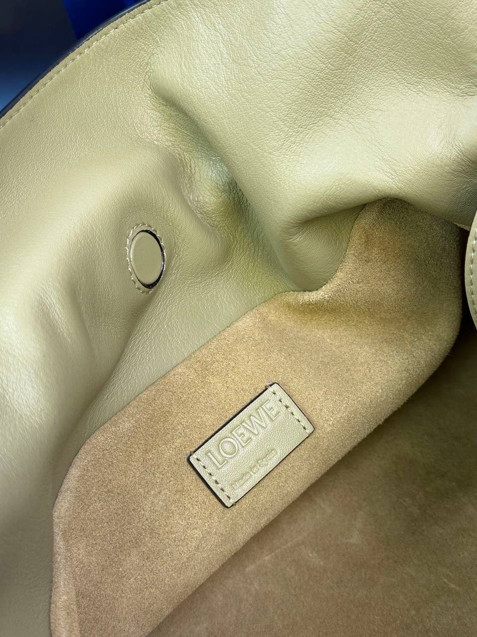 全新升级—中号𝙁𝙡𝙖𝙢𝙚𝙣𝙘𝙤出货啦✅ ❤️升级版福袋正面新增品牌烫金𝙇𝙤𝙜𝙤代替压印𝙇𝙤𝙜𝙤，肩带加宽同时增加两侧狗扣五金代替原本皮穿扣肩带，精致又便捷🥰 ❤️独家定制皮料五金，小牛皮皮质手感十分柔软且耐用，肩带🉑拆卸🉑调节，多种背法任你选择，容量超大，日常出行必备😍 ❤️独家品控，完全对版细节，全套礼盒🎁包装给你满满的仪式感🥰 中号尺寸：𝟑𝟎-𝟐𝟒.𝟓-𝟏𝟎.𝟓𝐜𝐦 款号：052028 黏土绿/新【配全套礼盒】