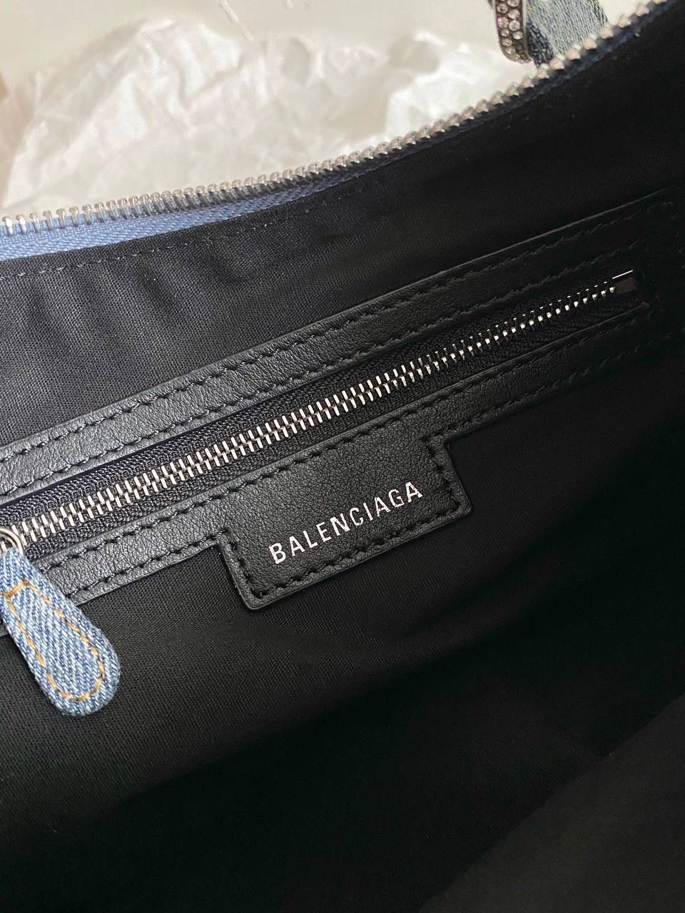 牛仔带钻S/33cm 🔹 ba1enciaga Le Cagole半月包饺子包机车包 今年牛仔很忙很忙，超级大爆款！ 牛仔➕带钻五金➕机车包 这三大元素拼一起就一个字，绝 ZP对色牛仔⚠️独家对版满钻五金⚠️ 姐妹们冲鸭～ S：33×16×8.4cm671307m XS：26×16×10cm671309m